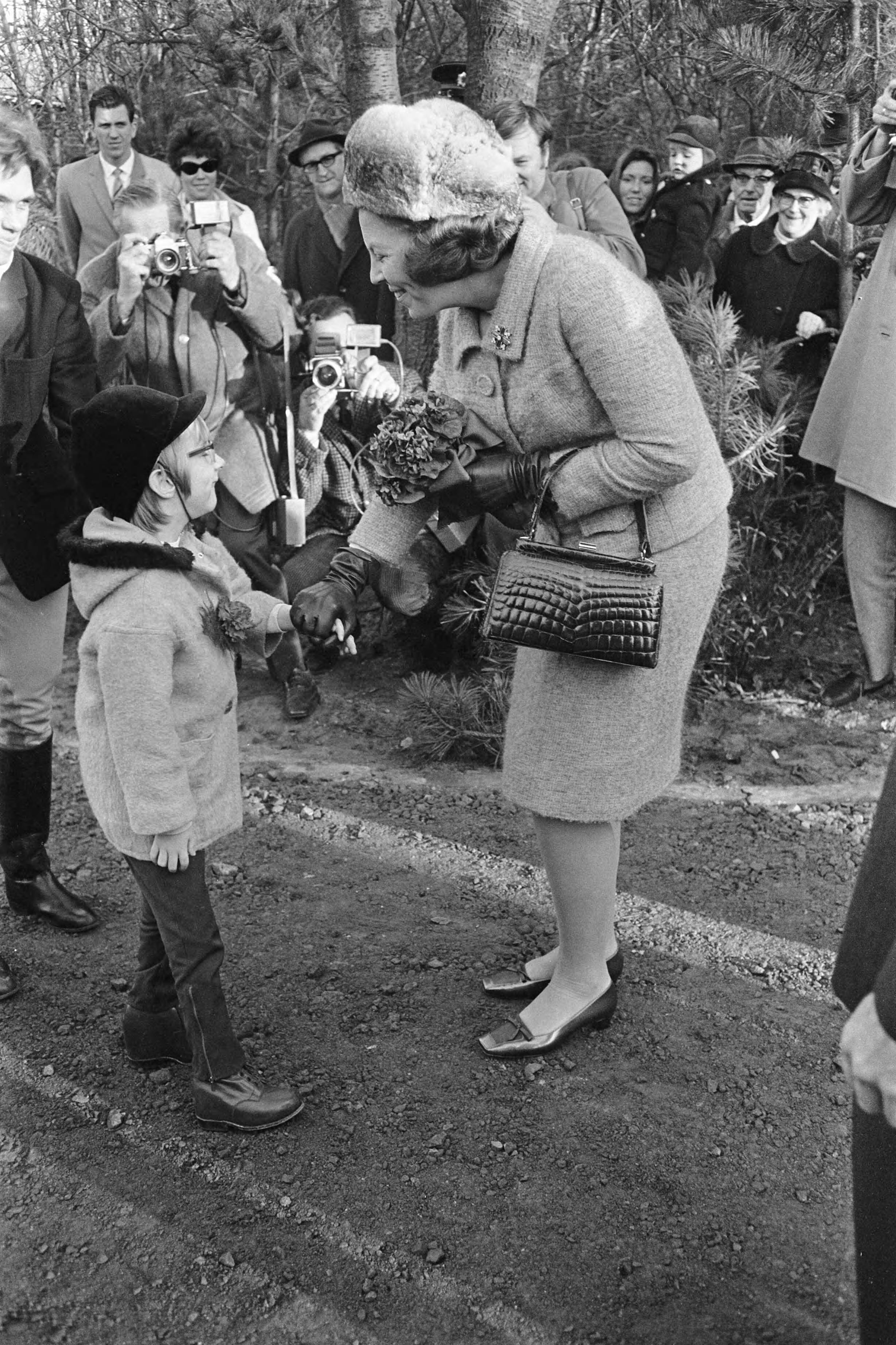 Fotocollectie Anefo — Prinses Beatrix en prins Claus opende Madurodam-manege te Den Haag . Na opening bood Lucy Dalhuizen prinses Beatrix een speelgoedpaardje aan / — Foto: Koch, Eric / Anefo. Licentie: Set B: Rechtenvrij / Publiek Domein. Bron: Nationaal Archief. http://hdl.handle.net/10648/ab2ed0d4-d0b4-102d-bcf8-003048976d84