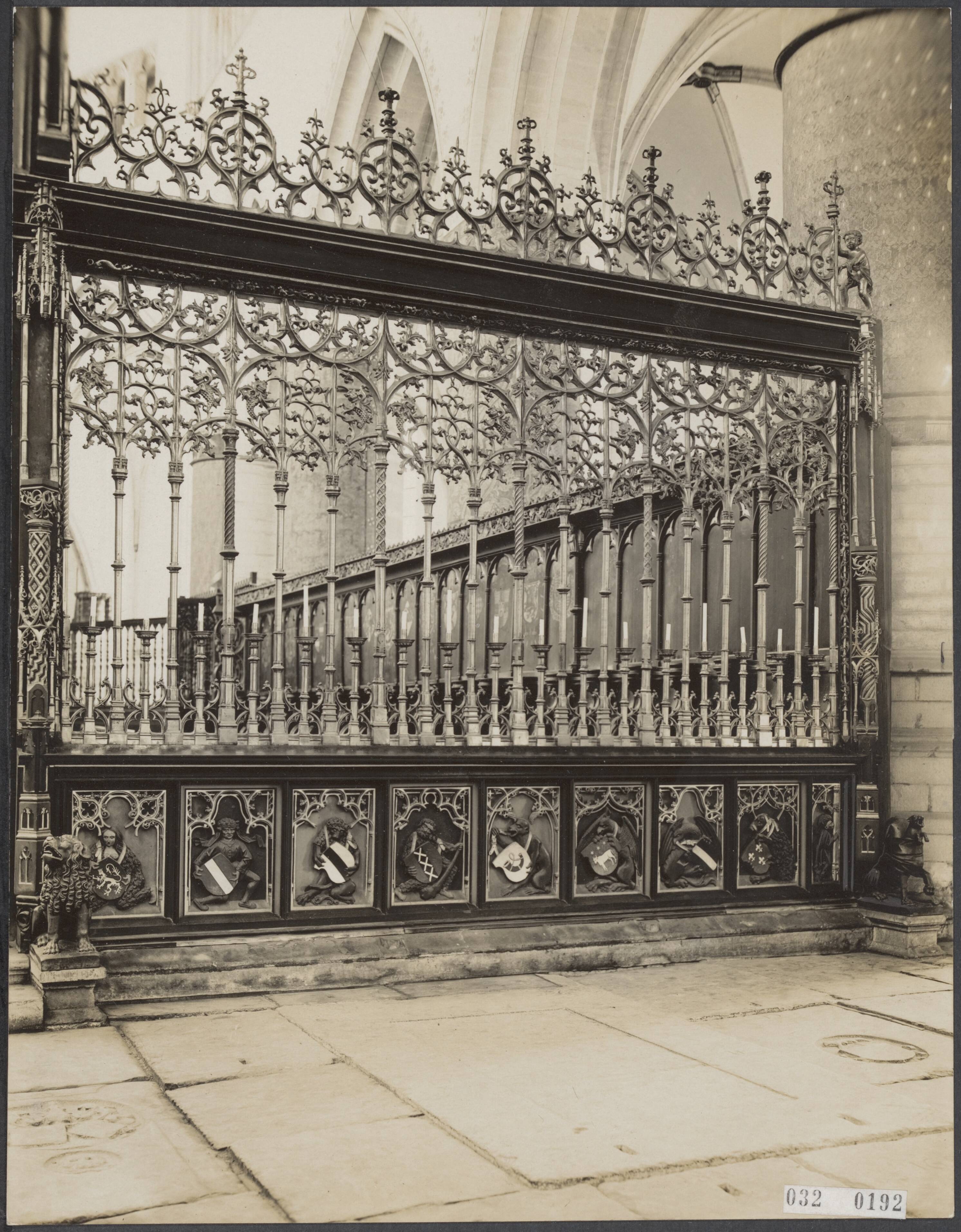 Fotocollectie Elsevier Binnenland — Koorhek in de Grote- of St. Bavokerk te Haarlem — Foto: Favier, Adriaan. Licentie: Set B: Rechtenvrij / Publiek Domein. Bron: Nationaal Archief. http://hdl.handle.net/10648/ade3b66e-d0b4-102d-bcf8-003048976d84