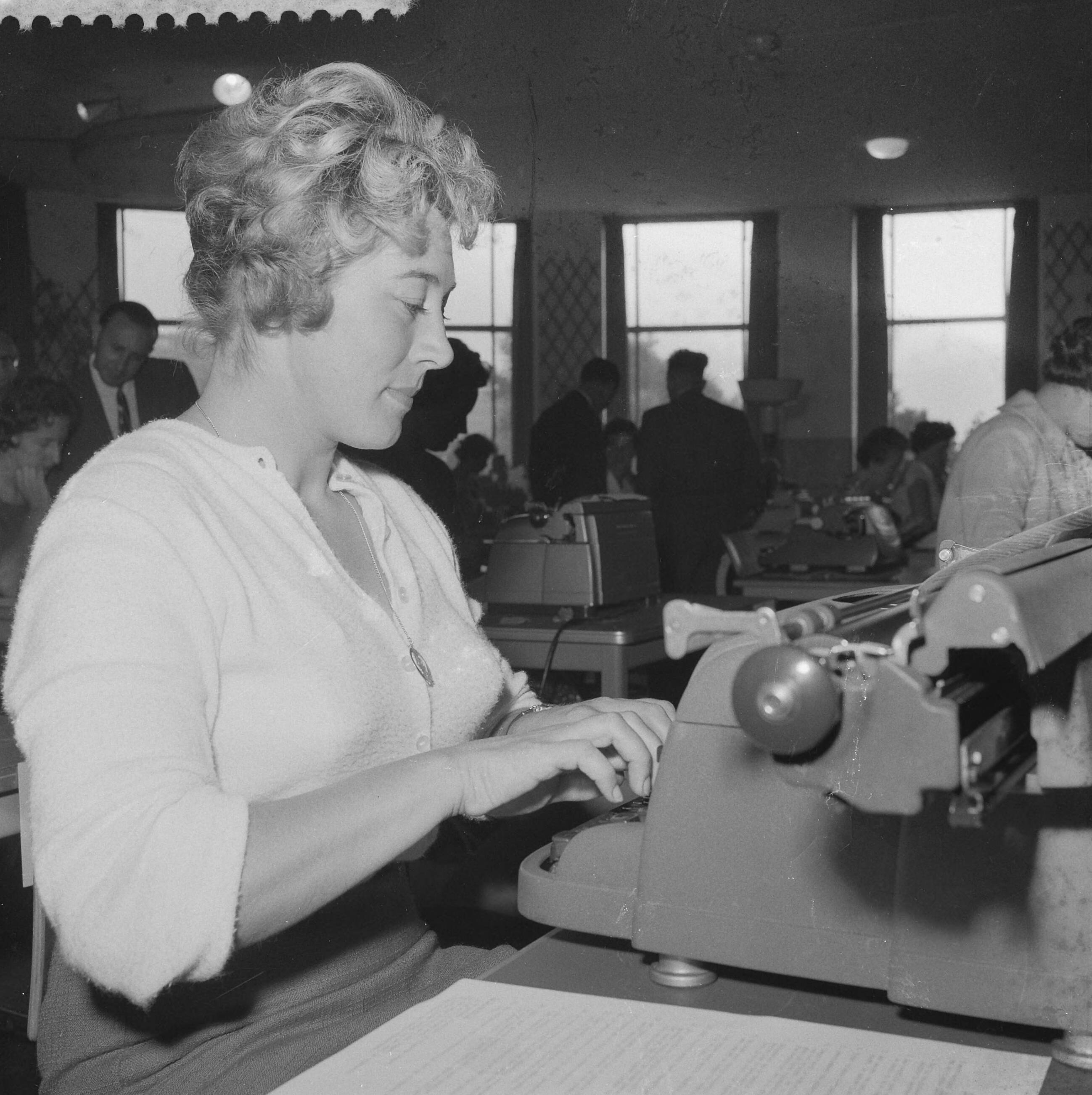Fotocollectie Anefo — Nationale kampioenschap machineschrijven in de Houtrusthallen te Den Haag — Foto: Behrens, Herbert F. / Anefo. Licentie: Set B: Rechtenvrij / Publiek Domein. Bron: Nationaal Archief. http://hdl.handle.net/10648/a99ea7da-d0b4-102d-bcf8-003048976d84