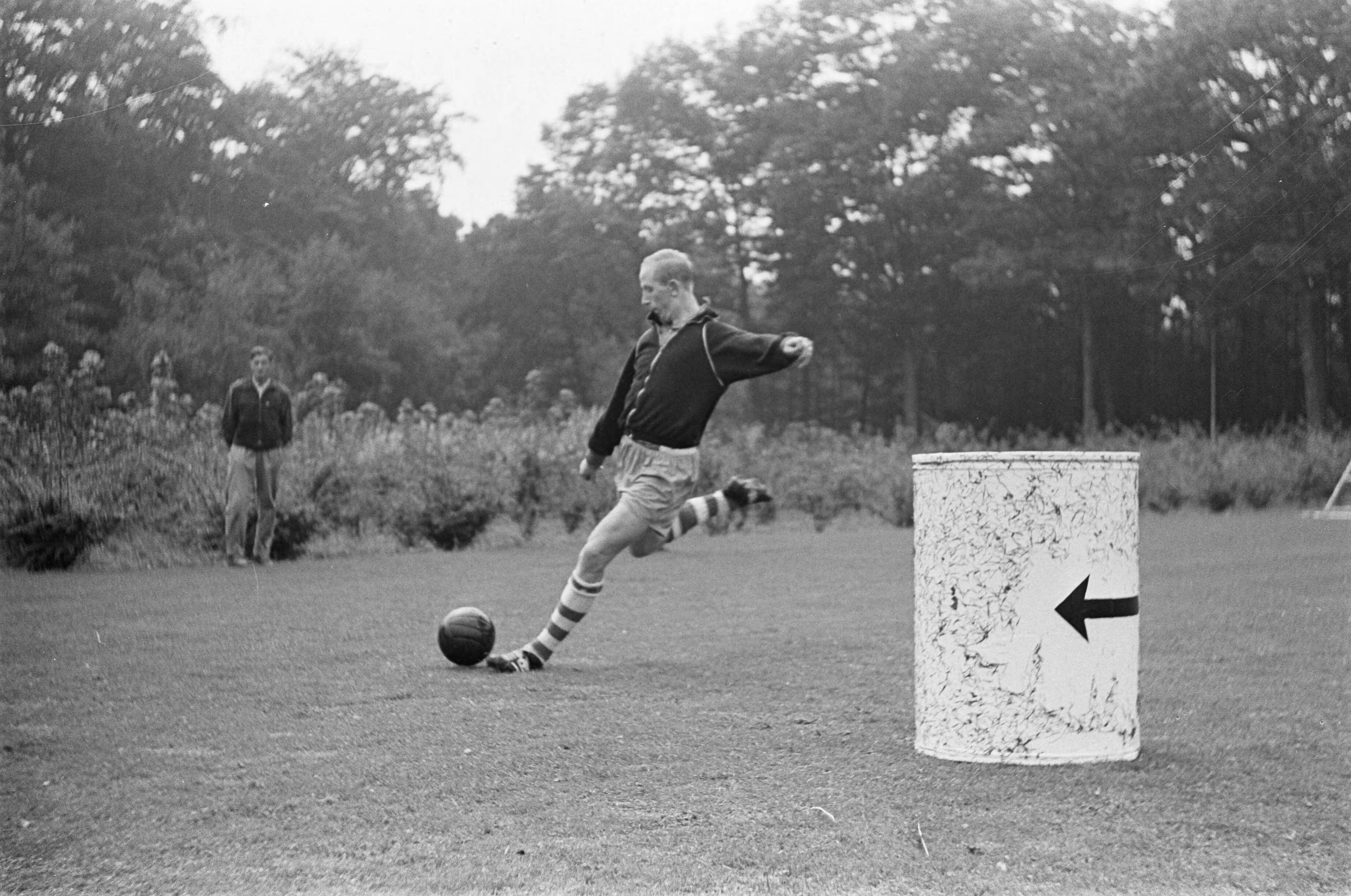 Fotocollectie Anefo — Training Nederlands elftal in Zeist. Henk Groot van Feijenoord in aktie — Foto: Koch, Eric / Anefo. Licentie: Set B: Rechtenvrij / Publiek Domein. Bron: Nationaal Archief. http://hdl.handle.net/10648/aa43d2d2-d0b4-102d-bcf8-003048976d84