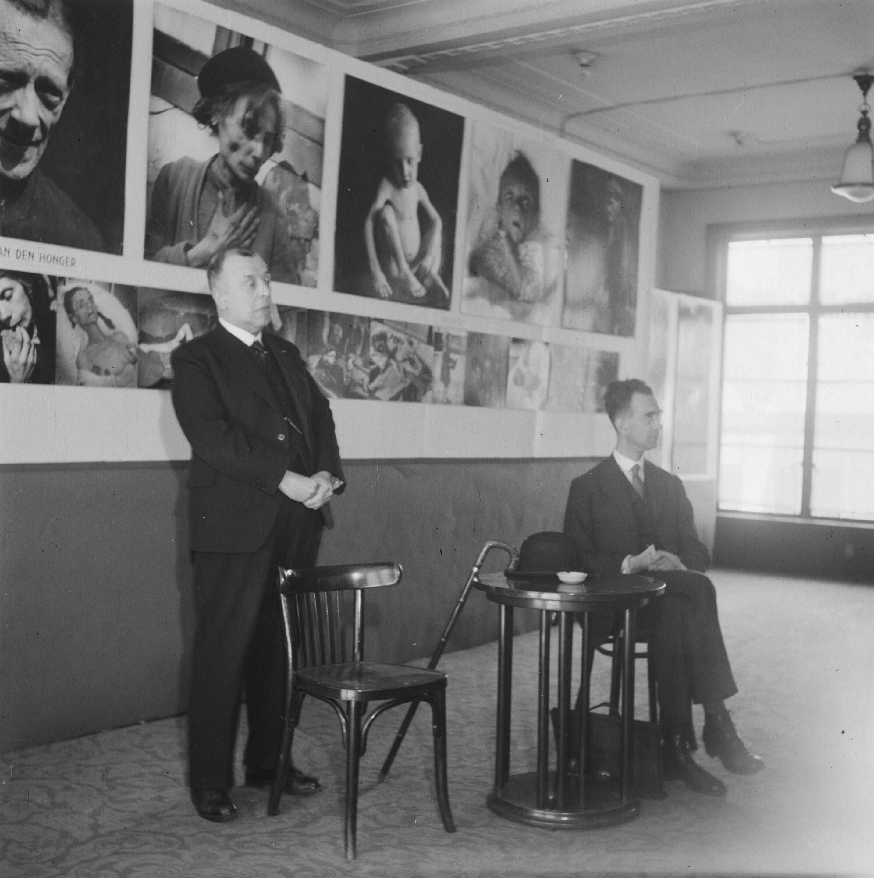 Fotocollectie Anefo — Openbare tentoonstelling "De Ondergedoken Camera" bij Gerzon te Den Haag [opening door wethouder ir. L.J.M. Feber] — Foto: Breijer, Charles / Anefo. Licentie: Set B: Rechtenvrij / Publiek Domein. Bron: Nationaal Archief. http://hdl.handle.net/10648/a89cdc1c-d0b4-102d-bcf8-003048976d84