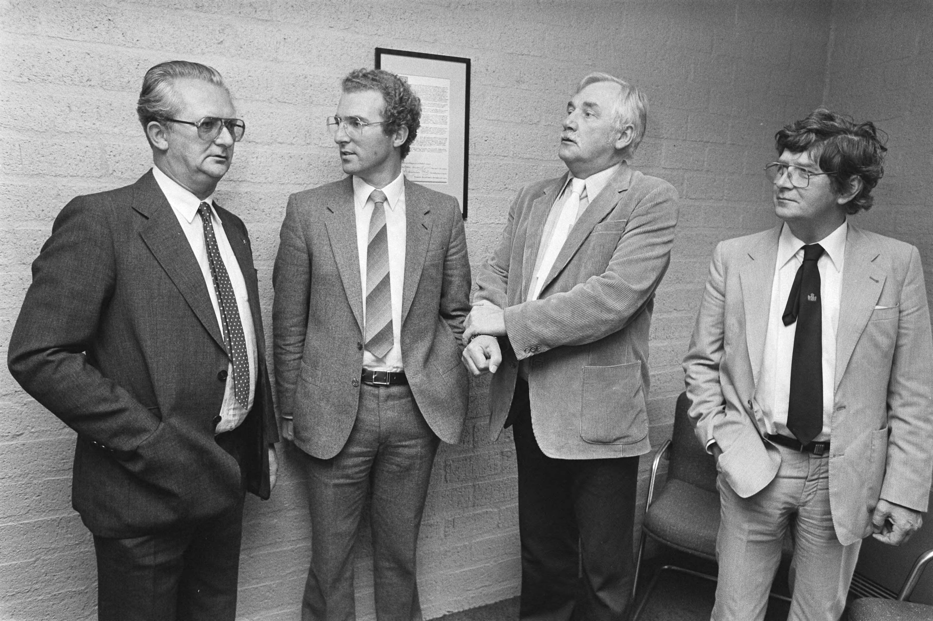 Vergadering van vier ambtenarenbonden i.v.m. voorgenomen stiptheidsacties — V.l.n.r. de voorzitters A. de Jong (CCOOP), G.A.W. van Dale (CMHA), J. van de Scheur (ACOP) en F.Roefs (Ambtenarencentrum) — Foto: Bogaerts, Rob / Anefo. Licentie: Set B: Rechtenvrij / Publiek Domein. Bron: Nationaal Archief. http://hdl.handle.net/10648/ad2e8424-d0b4-102d-bcf8-003048976d84