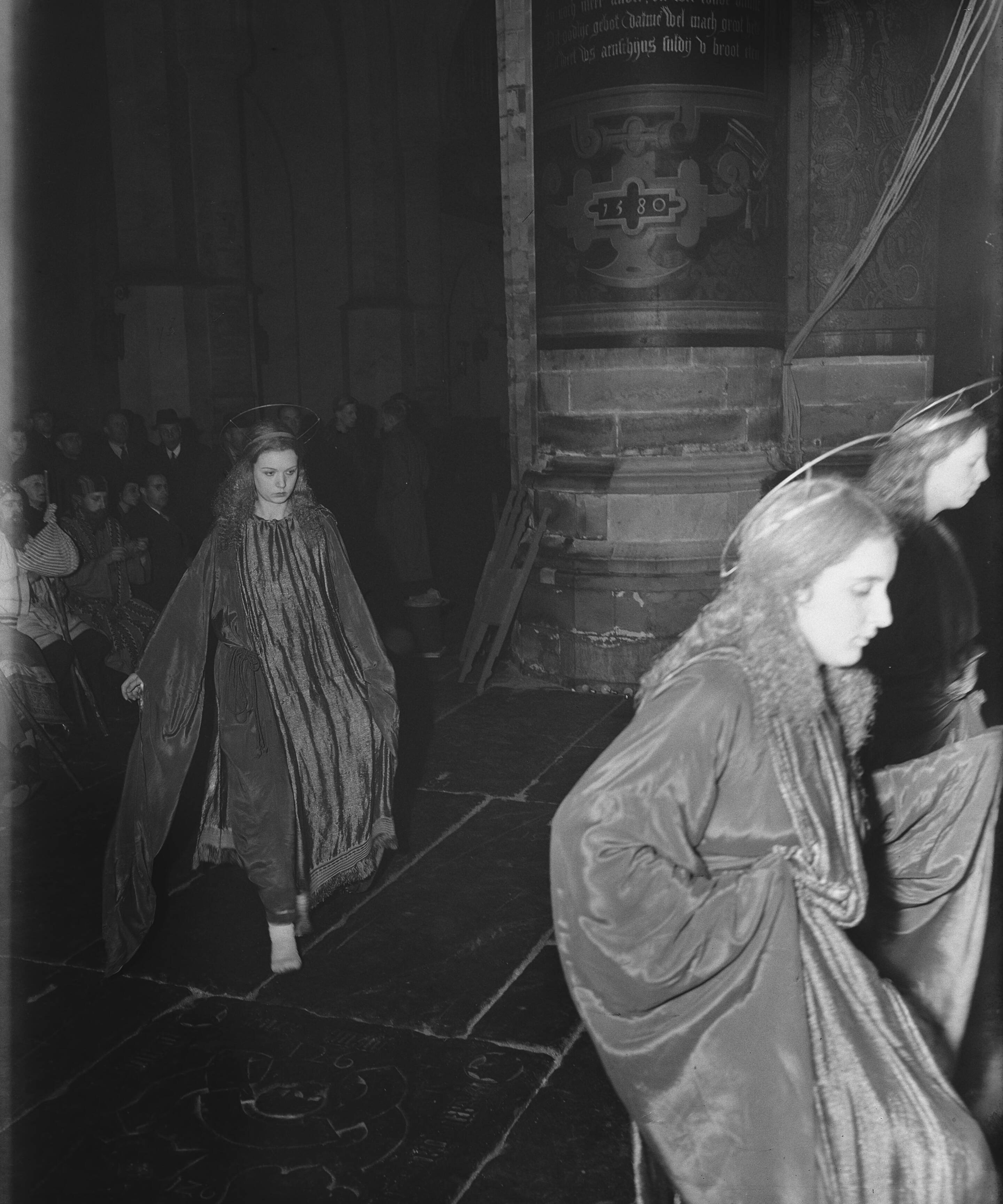 Fotocollectie Anefo — Kerstspel in de Grote of St. Bavokerk te Haarlem — Foto: Haren Noman, Theo van / Anefo. Licentie: Set B: Rechtenvrij / Publiek Domein. Bron: Nationaal Archief. http://hdl.handle.net/10648/a88fd508-d0b4-102d-bcf8-003048976d84