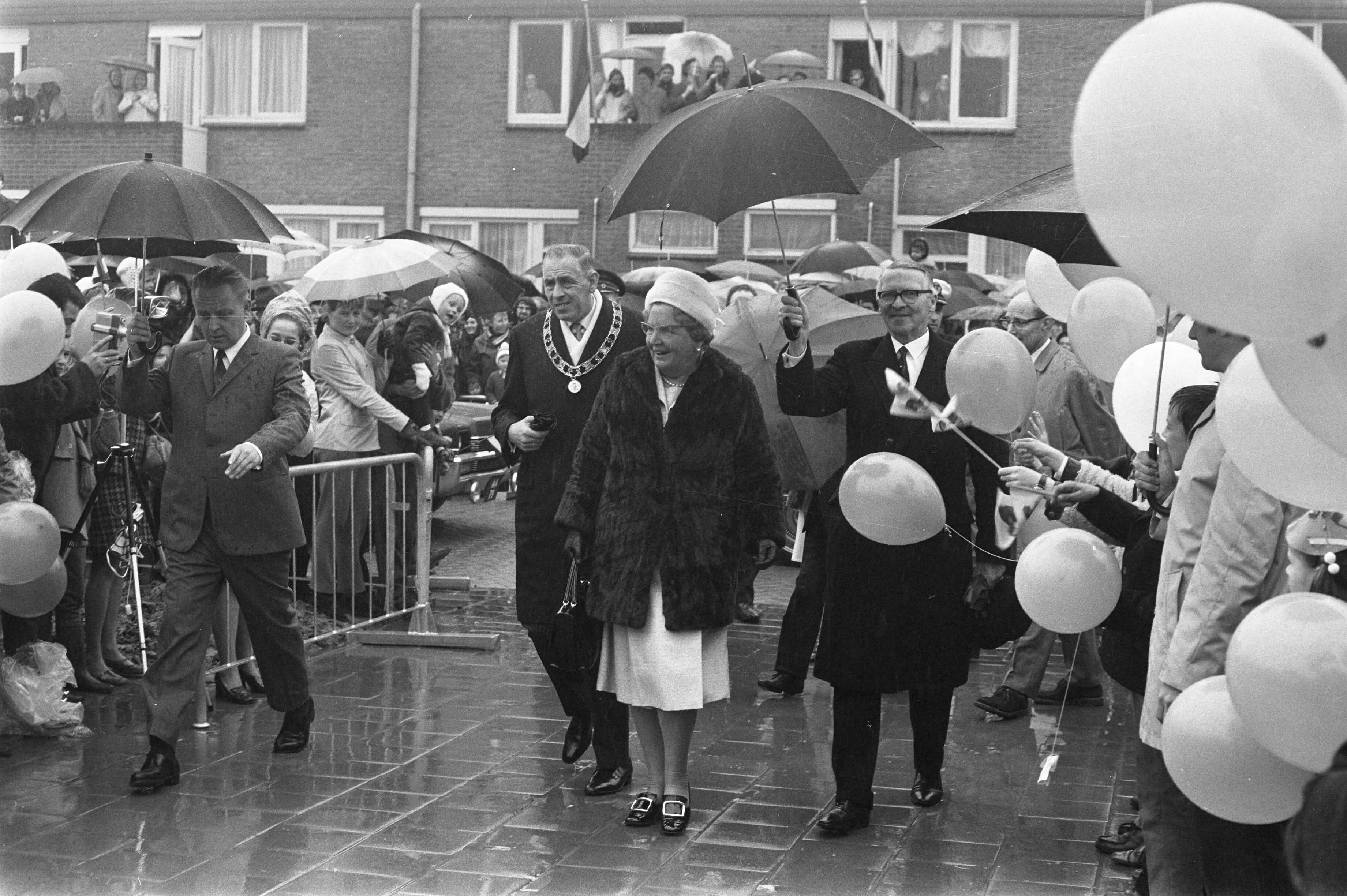 Herdenking in Leeuwarden van 25 jaar bevrijding van Friesland in aanwezigheid van koningin Juliana — Koningin Juliana tijdens haar wandeling door Leeuwarden. Links burgemeester van Leeuwarden Brandsma — Foto: Fotograaf Onbekend / Anefo. Licentie: Set B: Rechtenvrij / Publiek Domein. Bron: Nationaal Archief. http://hdl.handle.net/10648/ab943dfc-d0b4-102d-bcf8-003048976d84