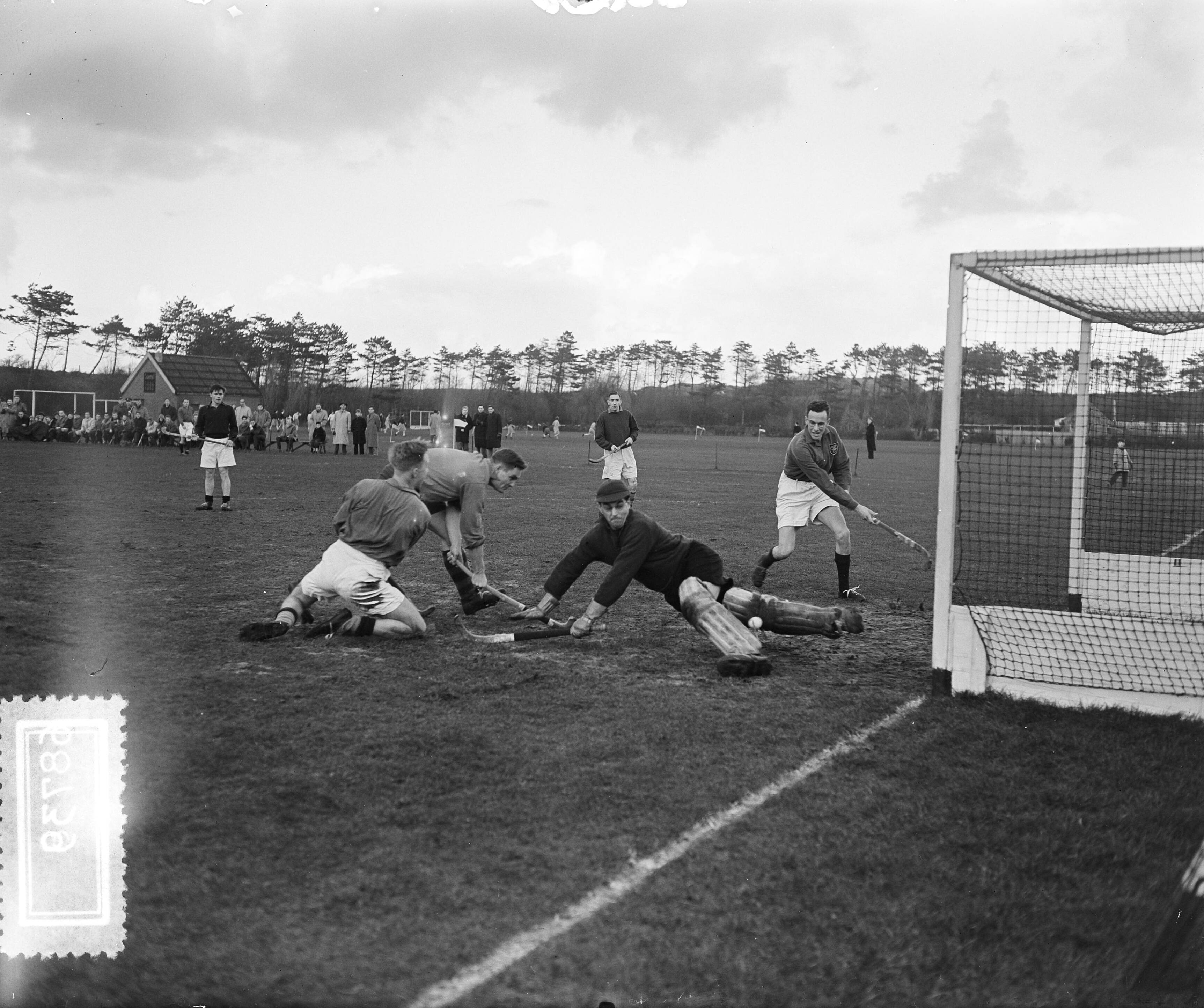Fotocollectie Anefo — Hockey. HHIC tegen TOGO Den Haag 3-1. Spelmoment — Foto: Pot, Harry / Anefo. Licentie: Set B: Rechtenvrij / Publiek Domein. Bron: Nationaal Archief. http://hdl.handle.net/10648/a92de180-d0b4-102d-bcf8-003048976d84