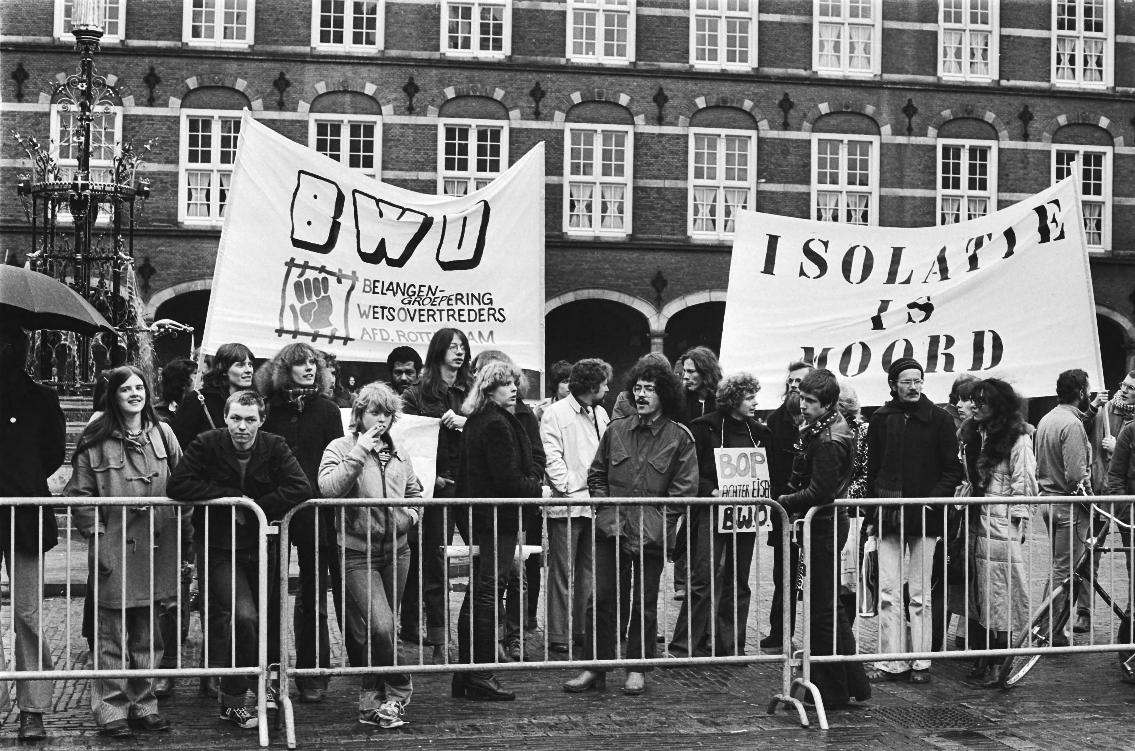 Fotocollectie Anefo — Demonstratie tegen problemen in gevangenissen Den Haag — Foto: Suyk, Koen / Anefo. Licentie: Set B: Rechtenvrij / Publiek Domein. Bron: Nationaal Archief. http://hdl.handle.net/10648/acb041ea-d0b4-102d-bcf8-003048976d84