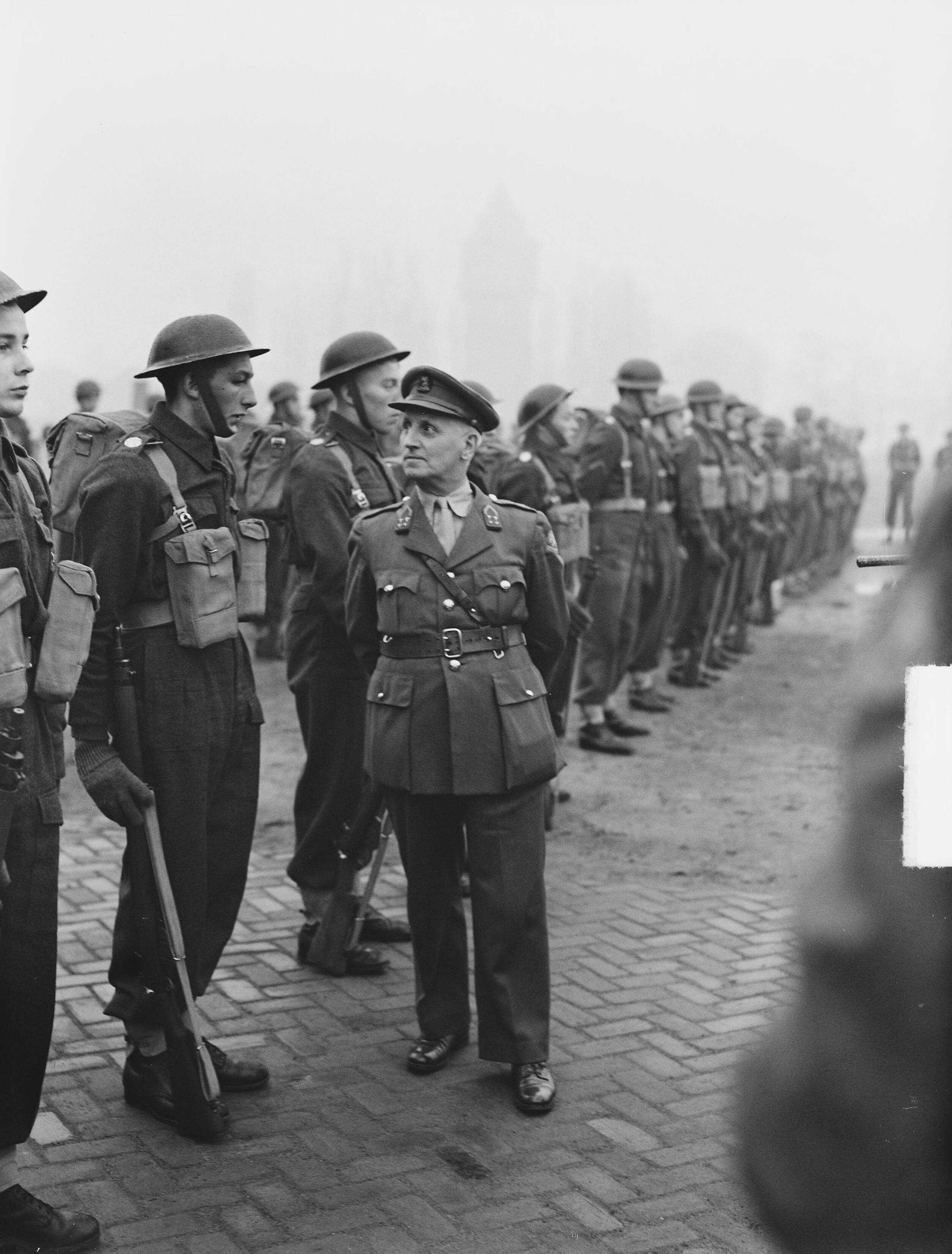 Zware luchtdoelartillerie-parade in Breda door generaal-majoor J.A.A. Sitsen en inspectie — Zware luchtdoelartillerie-parade in Breda. Inspectie door generaal-majoor J.A.A. Sitsen — Foto: Pot, Harry / Anefo. Licentie: Set B: Rechtenvrij / Publiek Domein. Bron: Nationaal Archief. http://hdl.handle.net/10648/a8e61da0-d0b4-102d-bcf8-003048976d84