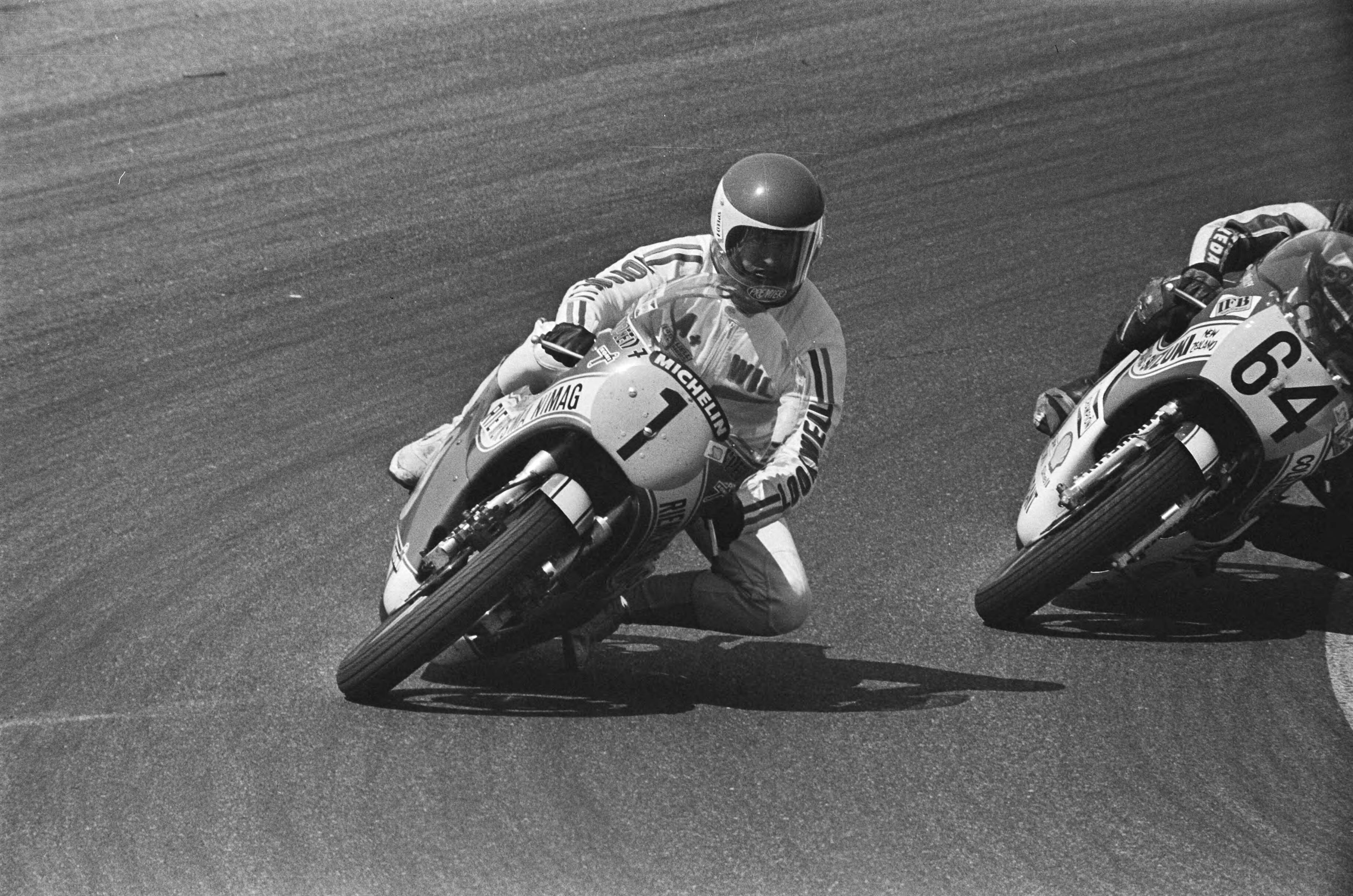 Fotocollectie Anefo — Motorraces op Zandvoort; Wil Hartog (1) op kop in de formule Super Class — Foto: Croes, Rob C. / Anefo. Licentie: Set B: Rechtenvrij / Publiek Domein. Bron: Nationaal Archief. http://hdl.handle.net/10648/ac9f2f0e-d0b4-102d-bcf8-003048976d84