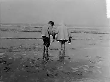 Fotocollectie Anefo — De eerste baders in Zandvoort, nog erg koud — Foto: Pot, Harry / Anefo. Licentie: Set B: Rechtenvrij / Publiek Domein. Bron: Nationaal Archief. http://hdl.handle.net/10648/a944d6ce-d0b4-102d-bcf8-003048976d84