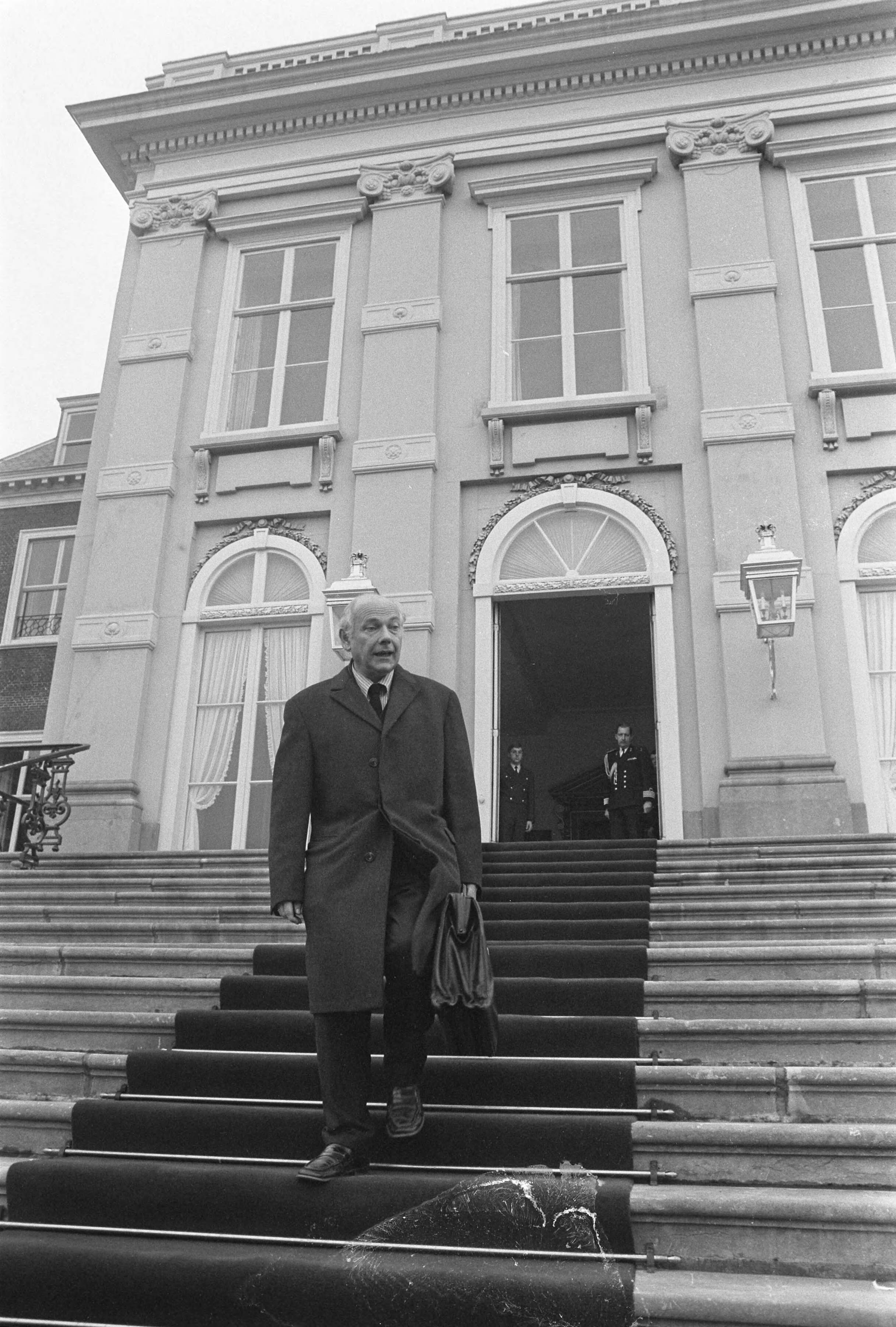 Koningin Juliana ontvangt na de verkiezingen de fractieleiders op Huis ten Bosch — Fractievoorzitter PvdA Joop den Uyl — Foto: Fotograaf Onbekend / Anefo. Licentie: Set B: Rechtenvrij / Publiek Domein. Bron: Nationaal Archief. http://hdl.handle.net/10648/ac0111ac-d0b4-102d-bcf8-003048976d84