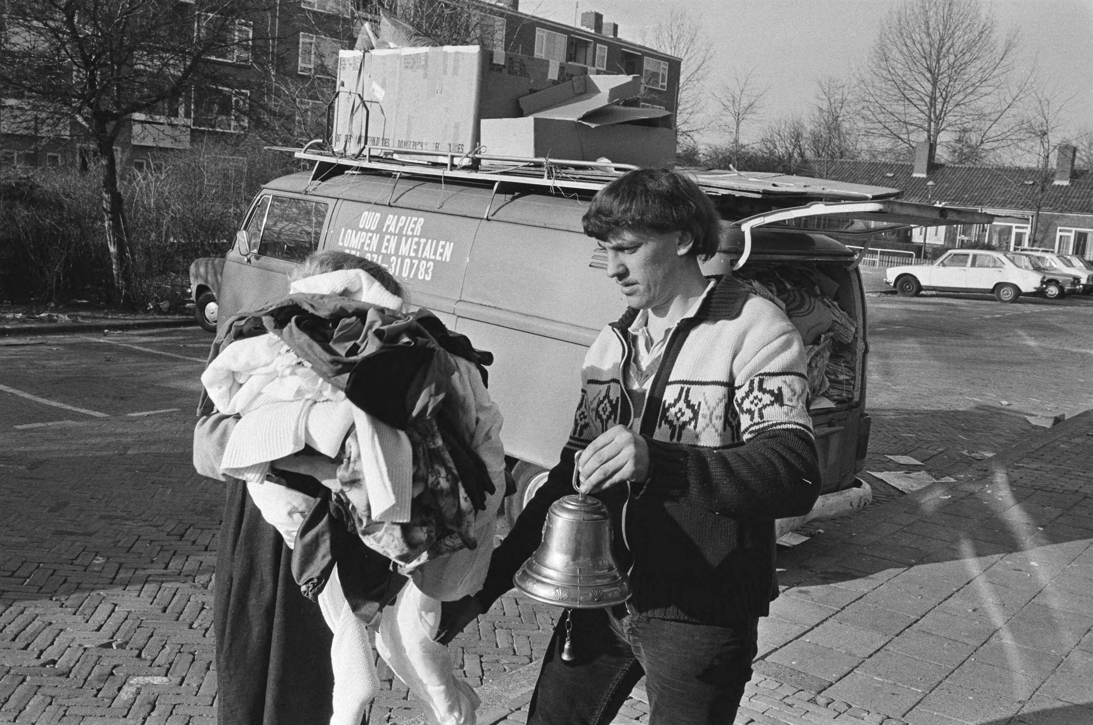 Fotocollectie Anefo — Fred de Keizer , lorrenboer in Zoetermeer. Fred de Keizer neemt eerste lorren in ontvangst — Foto: Antonisse, Marcel / Anefo. Licentie: Set B: Rechtenvrij / Publiek Domein. Bron: Nationaal Archief. http://hdl.handle.net/10648/ad0d24b4-d0b4-102d-bcf8-003048976d84