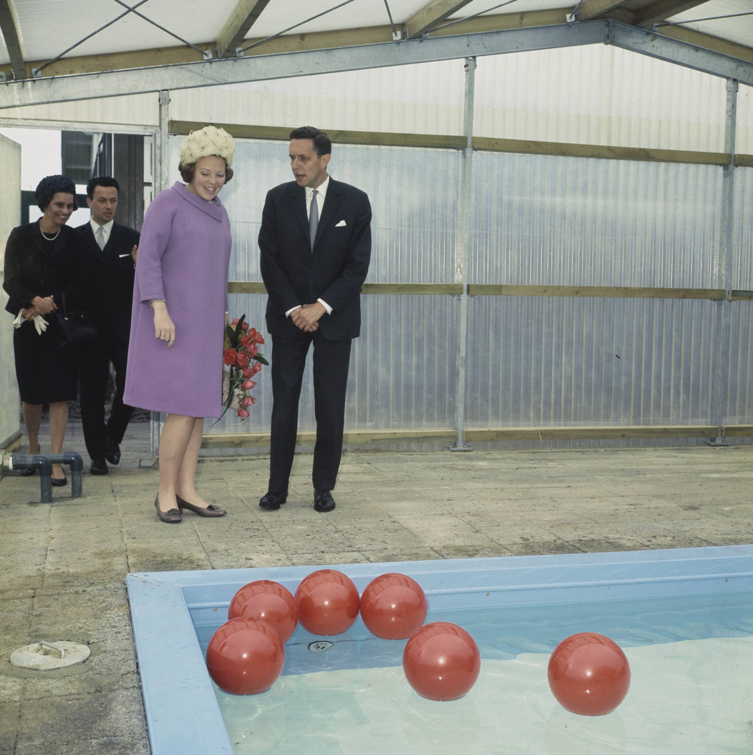 Fotocollectie Anefo — Hare Koninklijke Hoogheid Prinses Beatrix te Roden (Drenthe) opent vakantiecentrum voor gehandicapte jeugd, Prins Willem Alexander hoeve — Foto: Koch, Eric / Anefo. Licentie: Set B: Rechtenvrij / Publiek Domein. Bron: Nationaal Archief. http://hdl.handle.net/10648/ad8eee36-d0b4-102d-bcf8-003048976d84