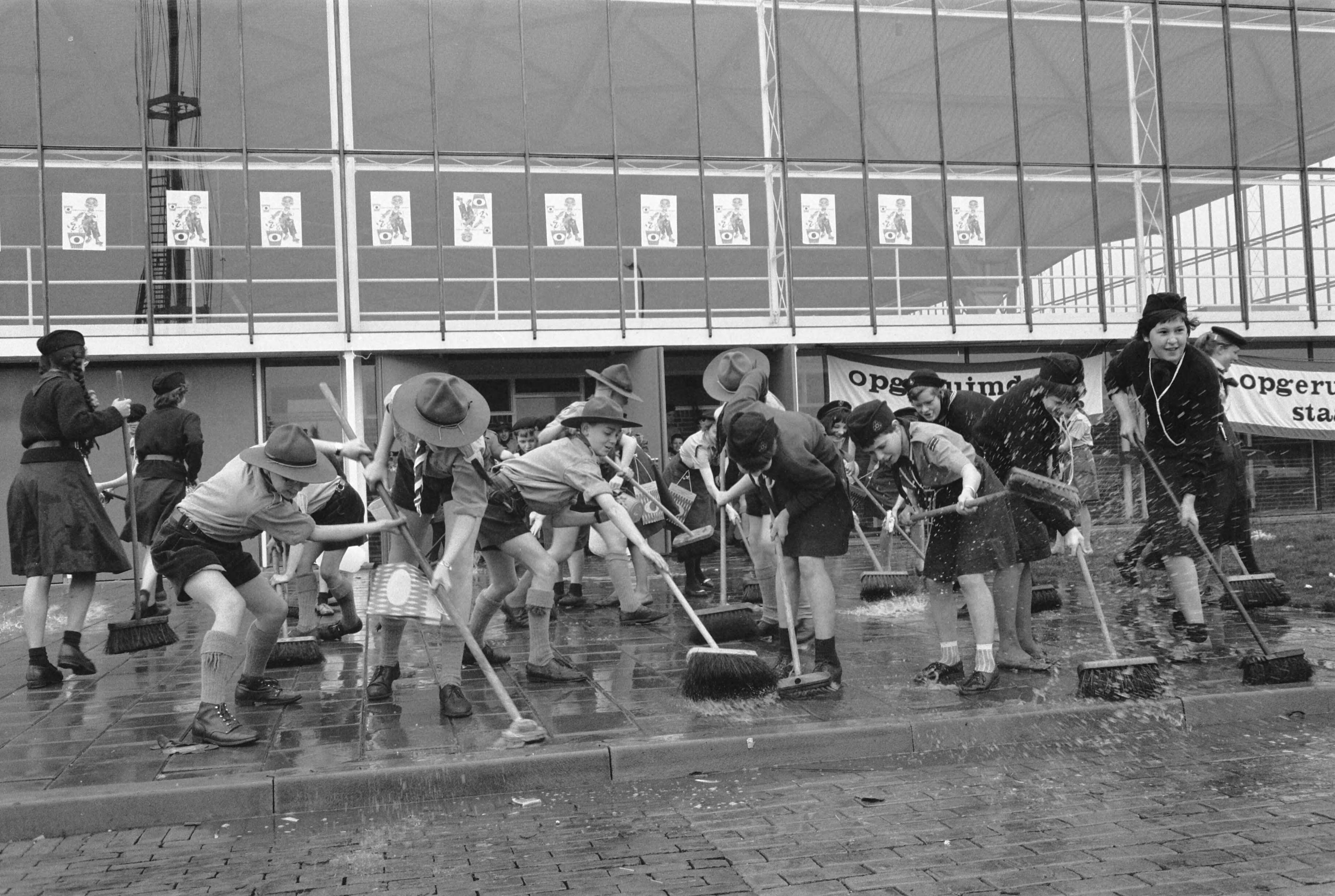 Fotocollectie Anefo — Start "Heitje voor een Karweitje" te Hilversum. Schoonmaken omgeving Expohal — Foto: Pot, Harry / Anefo. Licentie: Set B: Rechtenvrij / Publiek Domein. Bron: Nationaal Archief. http://hdl.handle.net/10648/a9cfe020-d0b4-102d-bcf8-003048976d84