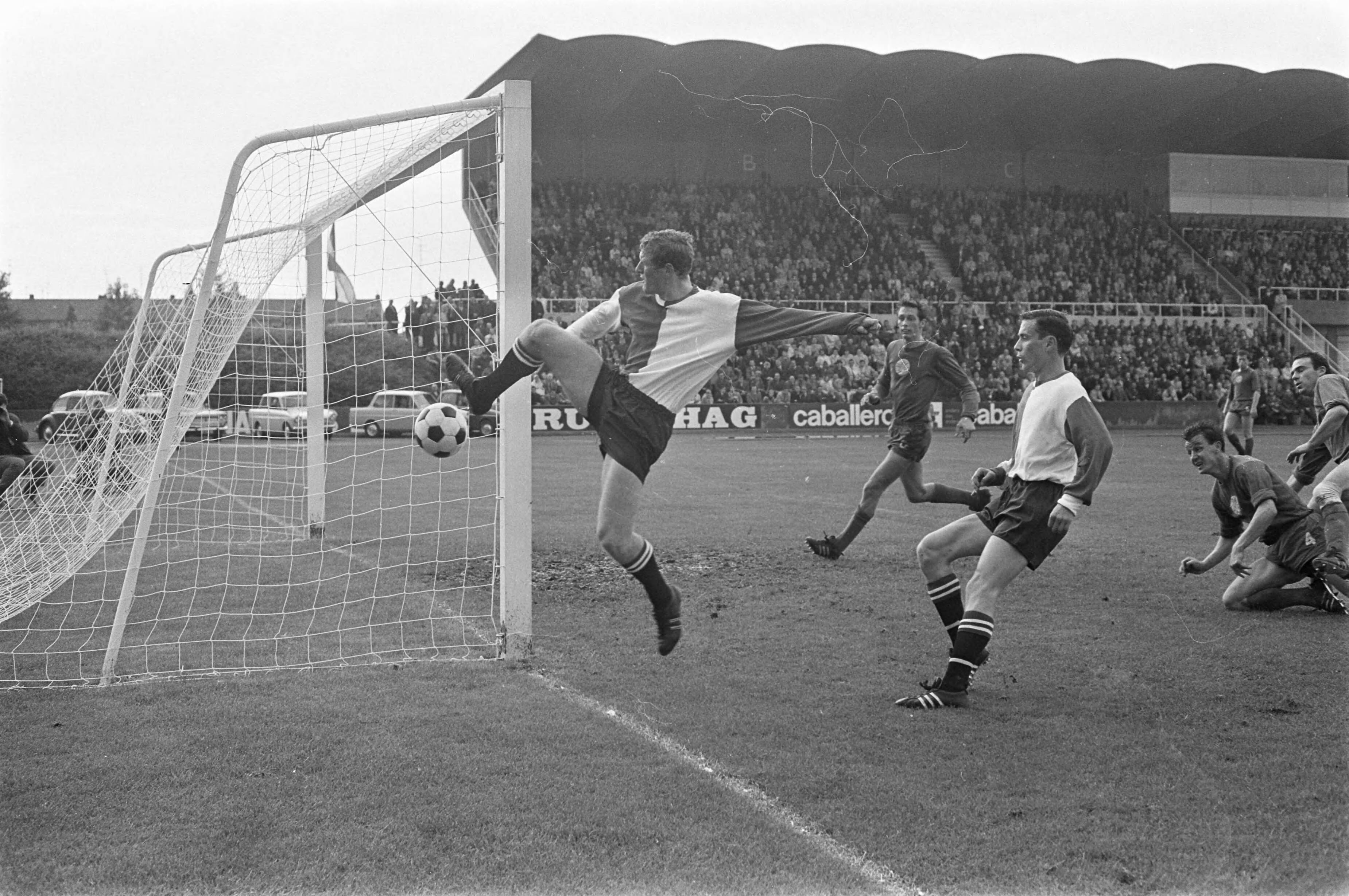 MVV-Feijenoord 2-3 — Wim Jansen probeert bal achter de doellijn vandaan te houden — Foto: Fotograaf Onbekend / Anefo. Licentie: Set B: Rechtenvrij / Publiek Domein. Bron: Nationaal Archief. http://hdl.handle.net/10648/ab4a8c16-d0b4-102d-bcf8-003048976d84