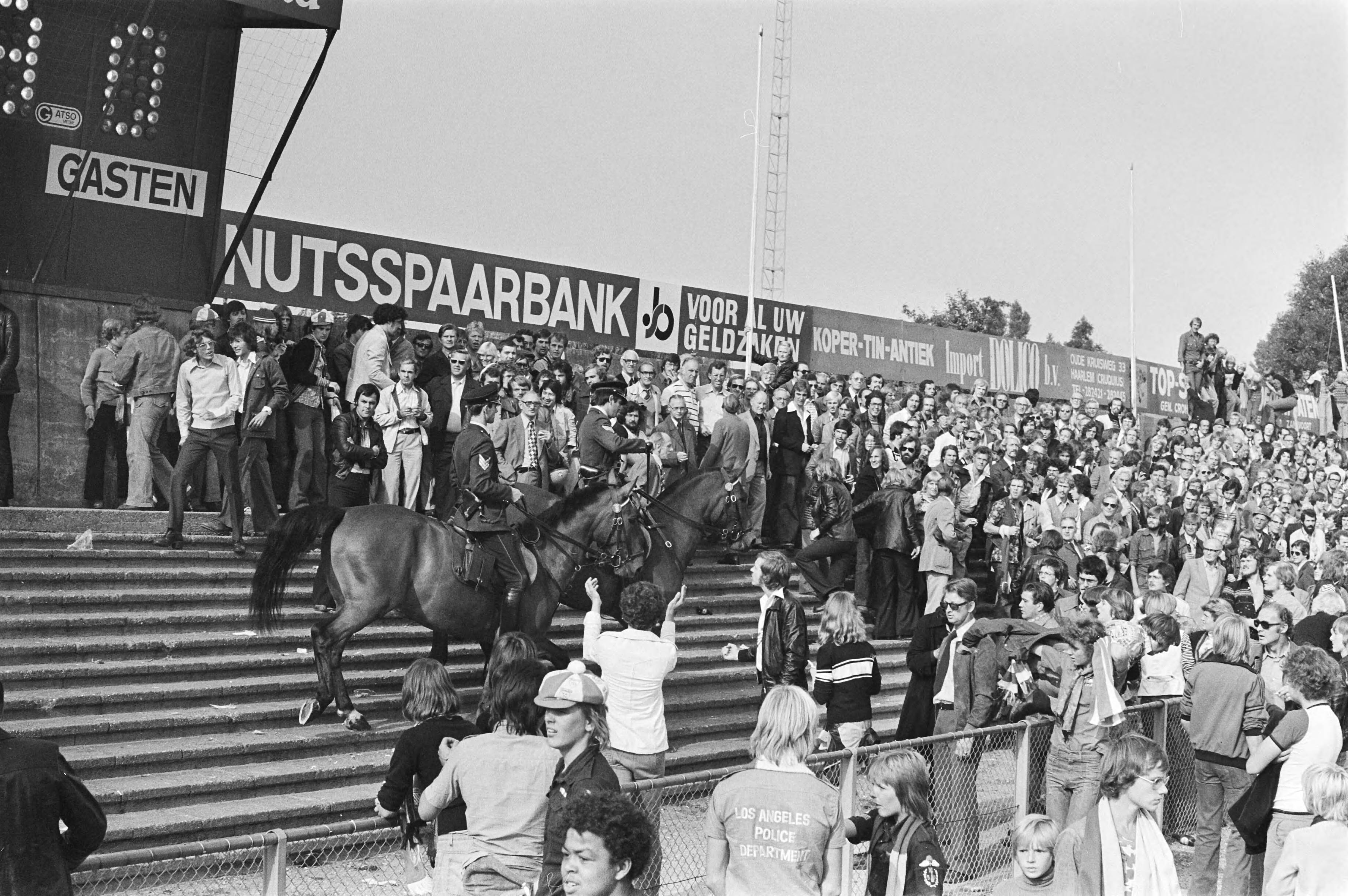 Fotocollectie Anefo — Voetbal. Haarlem tegen FC Utrecht 3-0, rellen op tribune en politiepaarden — Foto: Croes, Rob C. / Anefo. Licentie: Set B: Rechtenvrij / Publiek Domein. Bron: Nationaal Archief. http://hdl.handle.net/10648/ac8bf812-d0b4-102d-bcf8-003048976d84
