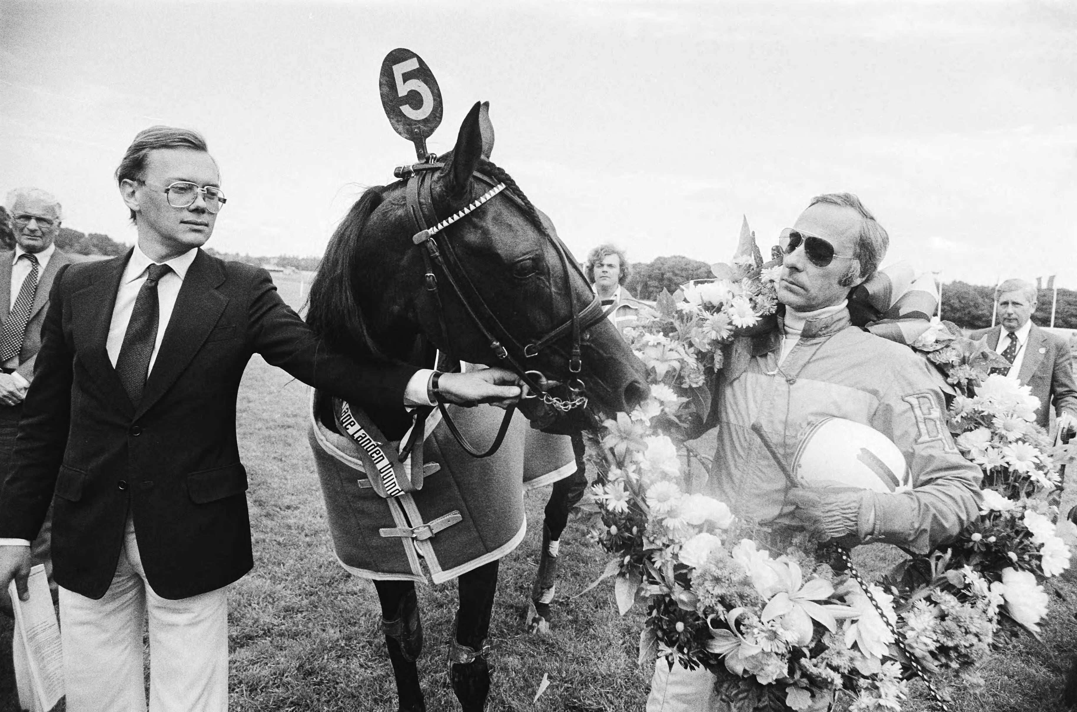 Grote Prijs der Lage Landen op Duindigt te Wassenaar — Huldiging van winnaar Berndt Lindstedt — Foto: Suyk, Koen / Anefo. Licentie: Set B: Rechtenvrij / Publiek Domein. Bron: Nationaal Archief. http://hdl.handle.net/10648/accca0a6-d0b4-102d-bcf8-003048976d84