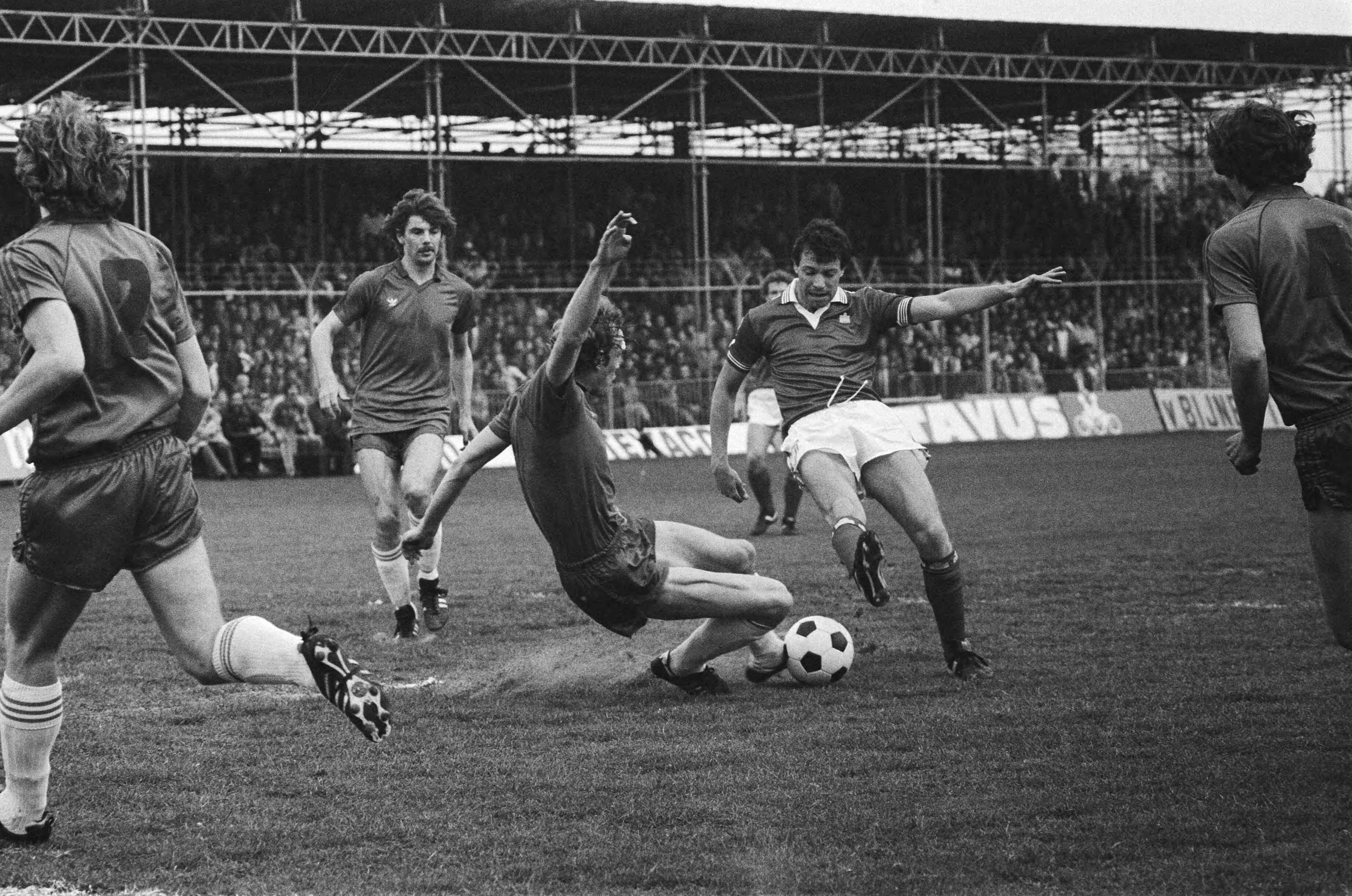 Fotocollectie Anefo — FC Utrecht tegen Haarlem (KNVB) 2-0. Spelmomenten — Foto: Dijk, Hans van / Anefo. Licentie: Set B: Rechtenvrij / Publiek Domein. Bron: Nationaal Archief. http://hdl.handle.net/10648/ad162e2e-d0b4-102d-bcf8-003048976d84