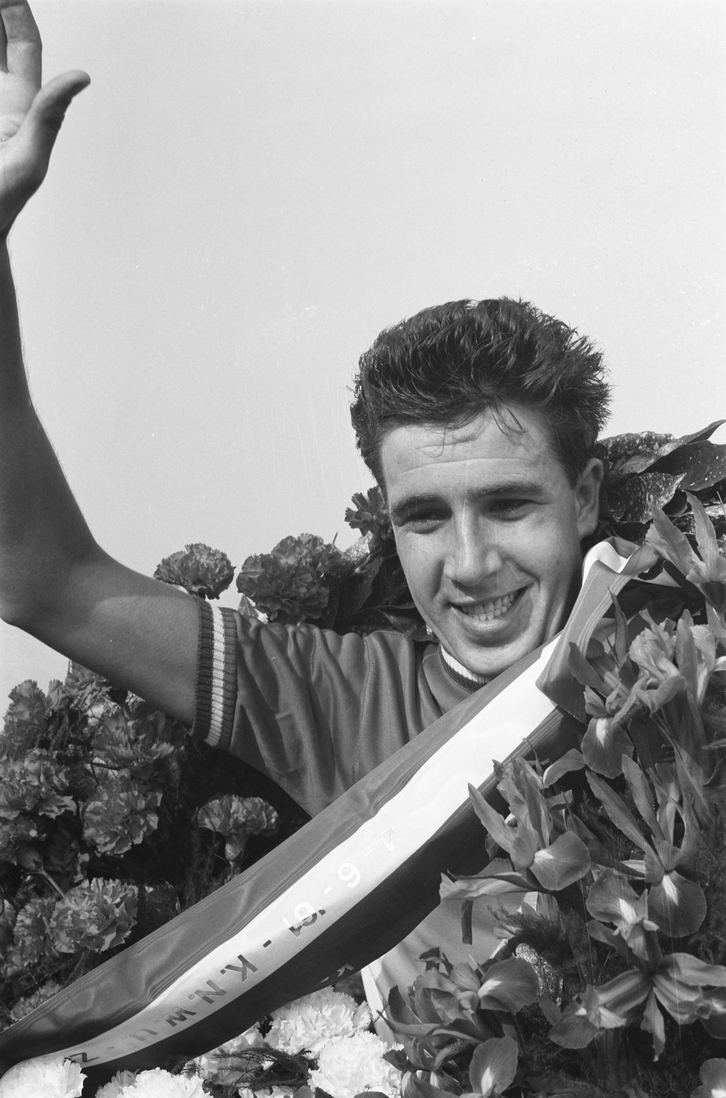 Fotocollectie Anefo — Nederlands Kampioenschap wielrennen op de weg voor amateurs. Winnaar Gerard Wesseling na de huldiging — Foto: Pot, Harry / Anefo. Licentie: Set B: Rechtenvrij / Publiek Domein. Bron: Nationaal Archief. http://hdl.handle.net/10648/a9d72eac-d0b4-102d-bcf8-003048976d84