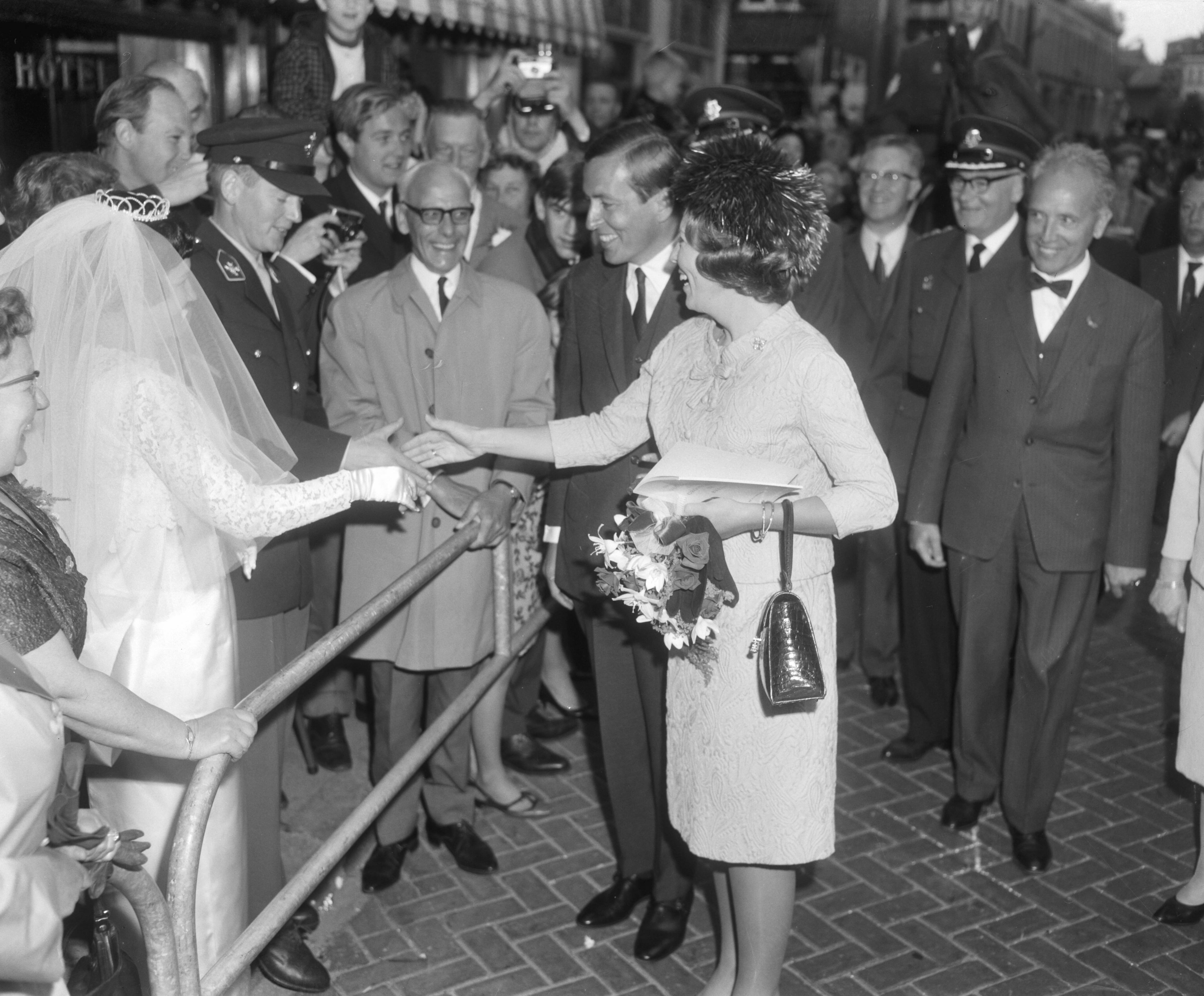 Fotocollectie Anefo — Prinses Beatrix en prins Claus brachten bezoek aan Bre da prinses Beatrix geeft bruidje een hand — Foto: Bilsen, Joop van / Anefo. Licentie: Set B: Rechtenvrij / Publiek Domein. Bron: Nationaal Archief. http://hdl.handle.net/10648/aaeb83c4-d0b4-102d-bcf8-003048976d84