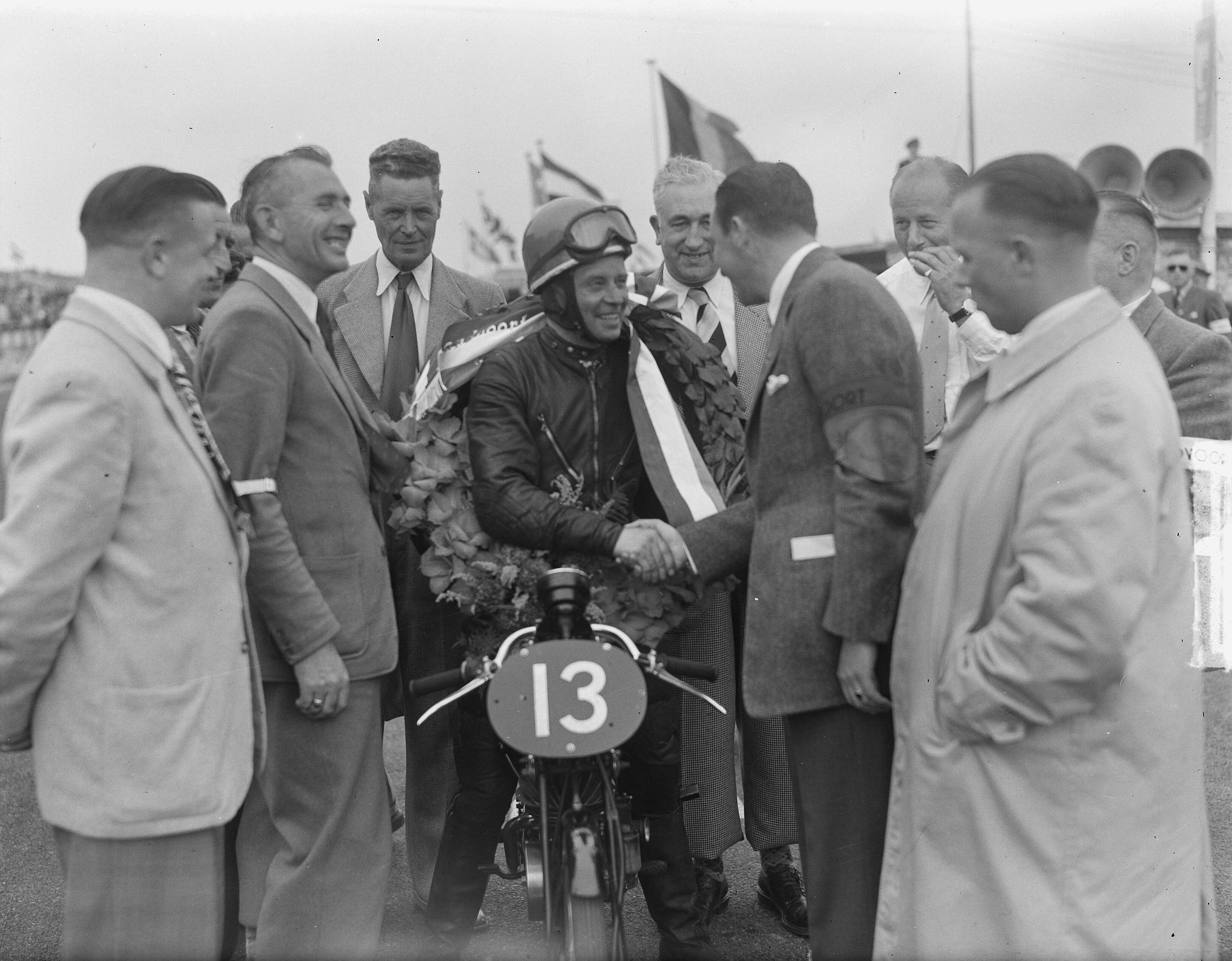 Fotocollectie Anefo — Internationale motorraces te Zandvoort — Foto: Winterbergen, Rolf / Anefo. Licentie: Set B: Rechtenvrij / Publiek Domein. Bron: Nationaal Archief. http://hdl.handle.net/10648/a8cd5676-d0b4-102d-bcf8-003048976d84