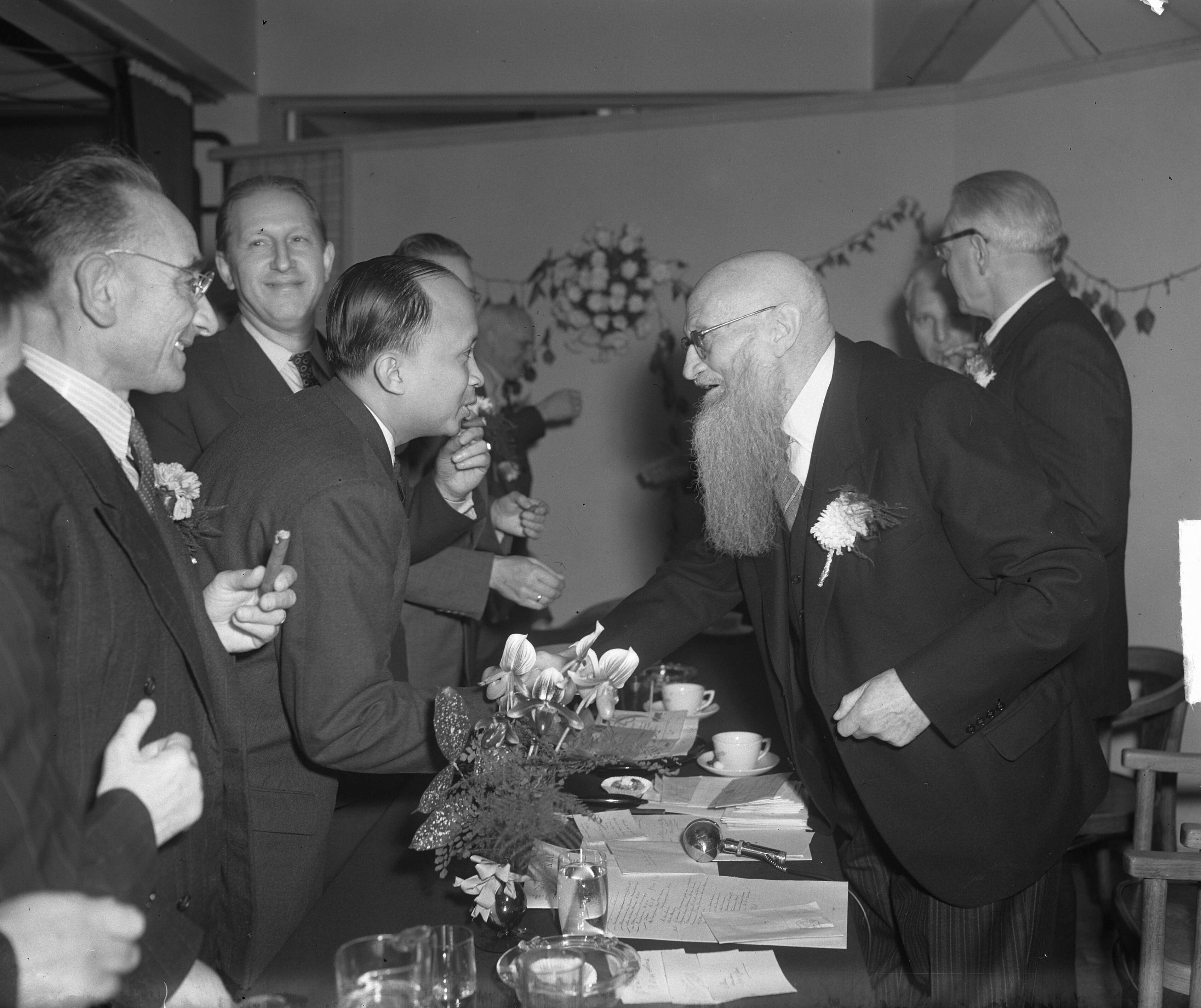 Zonnestraal 25 jaar — Sanatorium Zonnestraal bestaat 25 jaar. Jan van Zutphen wordt gefeliciteerd door Mohammed Achmed, eerste ambassade-secretaris van het Hoge Commissariaat van het R.I.S. — Foto: Winterbergen, Rolf / Anefo. Licentie: Set B: Rechtenvrij / Publiek Domein. Bron: Nationaal Archief. http://hdl.handle.net/10648/a8dfe994-d0b4-102d-bcf8-003048976d84