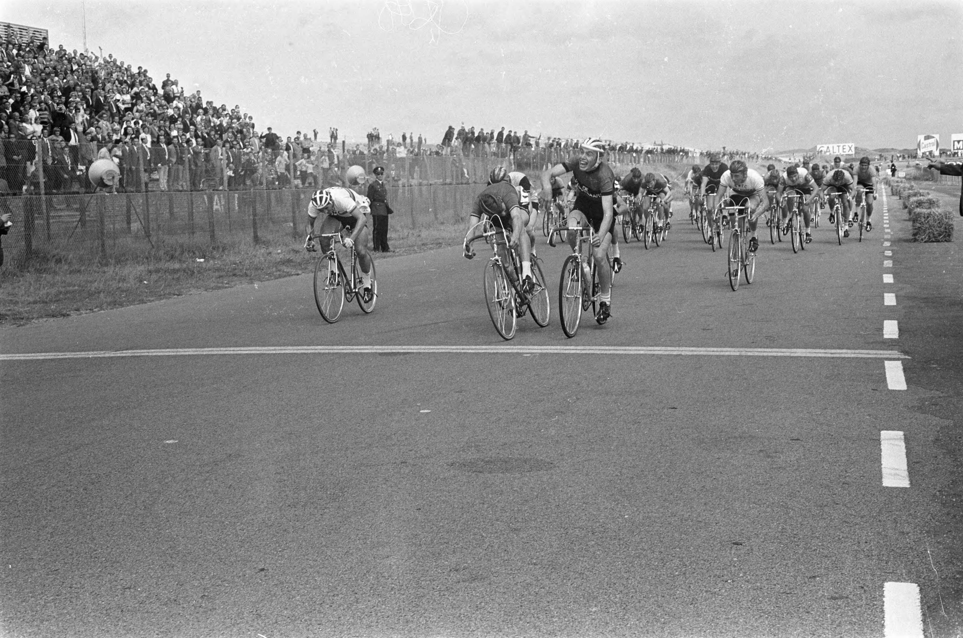 Fotocollectie Anefo — Wielerkampioenschappen te Zandvoort, kampioen Nieuwelinge 1966 Gert Harings uit Scheulder, nummer 3 finish — Foto: Koch, Eric / Anefo. Licentie: Set B: Rechtenvrij / Publiek Domein. Bron: Nationaal Archief. http://hdl.handle.net/10648/aaf5958a-d0b4-102d-bcf8-003048976d84