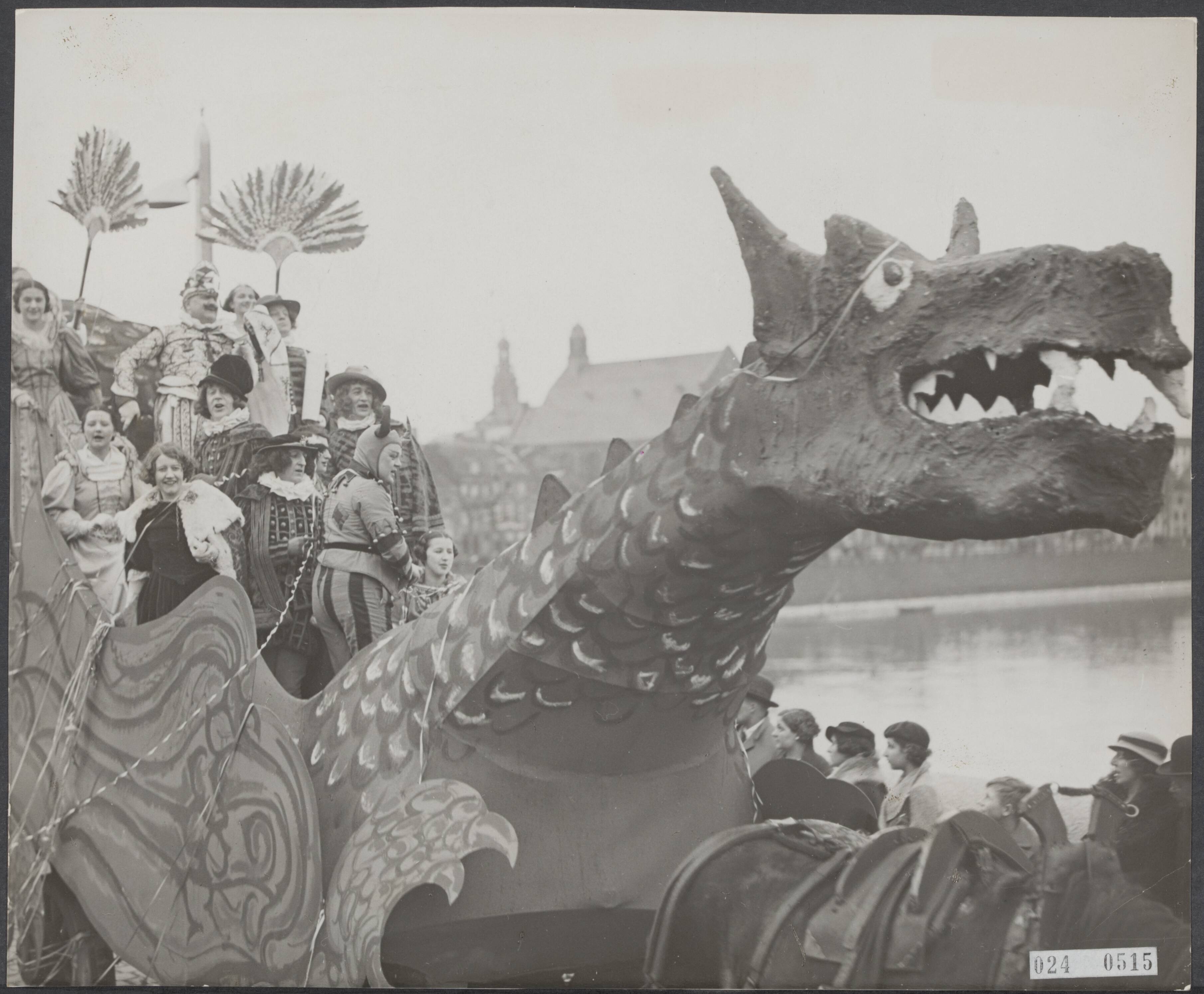 Fotocollectie Elsevier Binnenland — Carnavalsoptocht in Maastricht. Prins Carnaval arriveert met zijn gevolg in een reusachtige praalwagen op de St. Servaasbrug — Foto: N.V. Polygoon. Licentie: Set B: Rechtenvrij / Publiek Domein. Bron: Nationaal Archief. http://hdl.handle.net/10648/add7b54e-d0b4-102d-bcf8-003048976d84