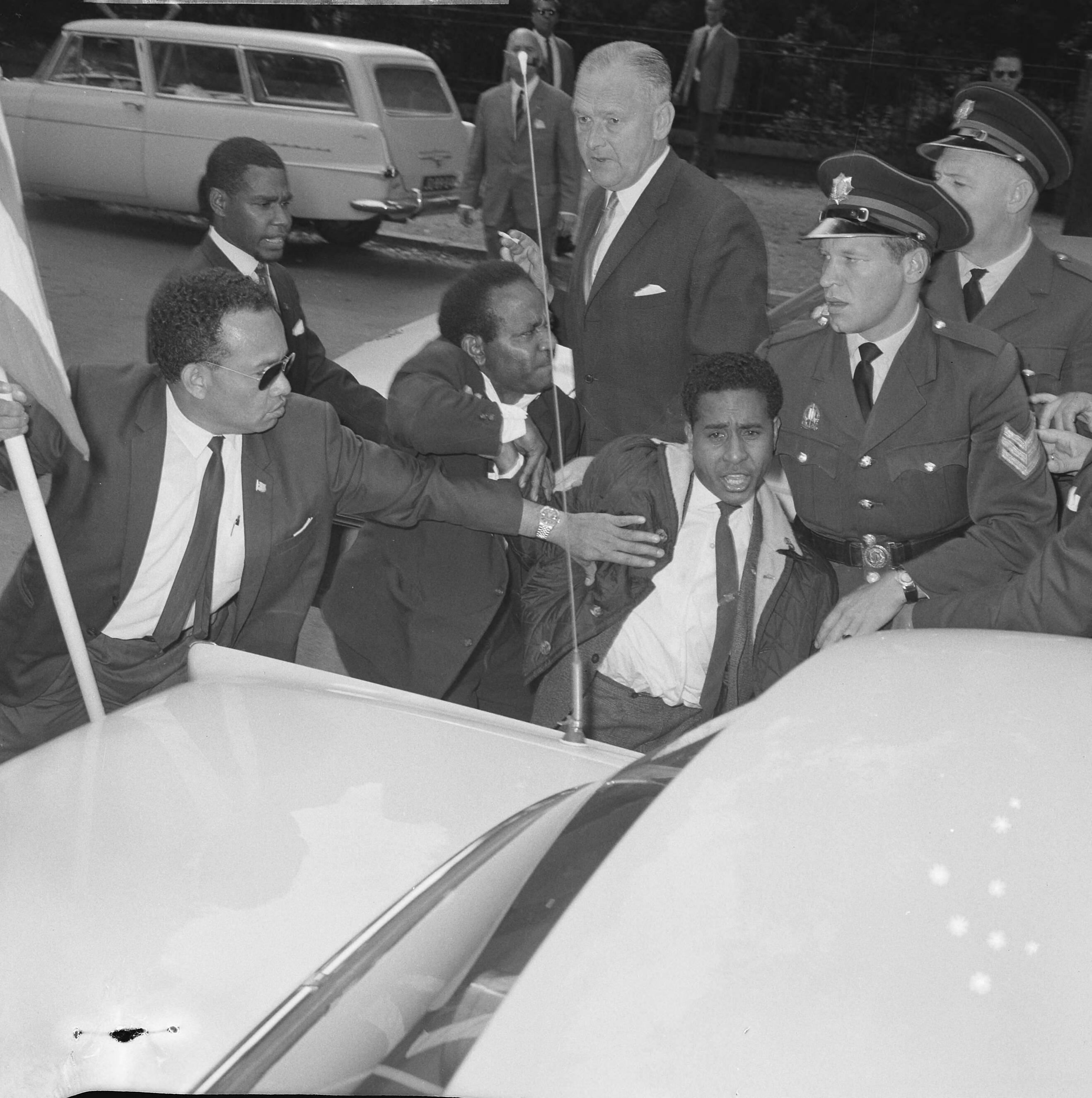 Fotocollectie Anefo — Papoea's demonstreren in Den Haag, Papoea's vechten met elkaar — Foto: Nijs, Jac. de / Anefo. Licentie: Set B: Rechtenvrij / Publiek Domein. Bron: Nationaal Archief. http://hdl.handle.net/10648/aabc665c-d0b4-102d-bcf8-003048976d84