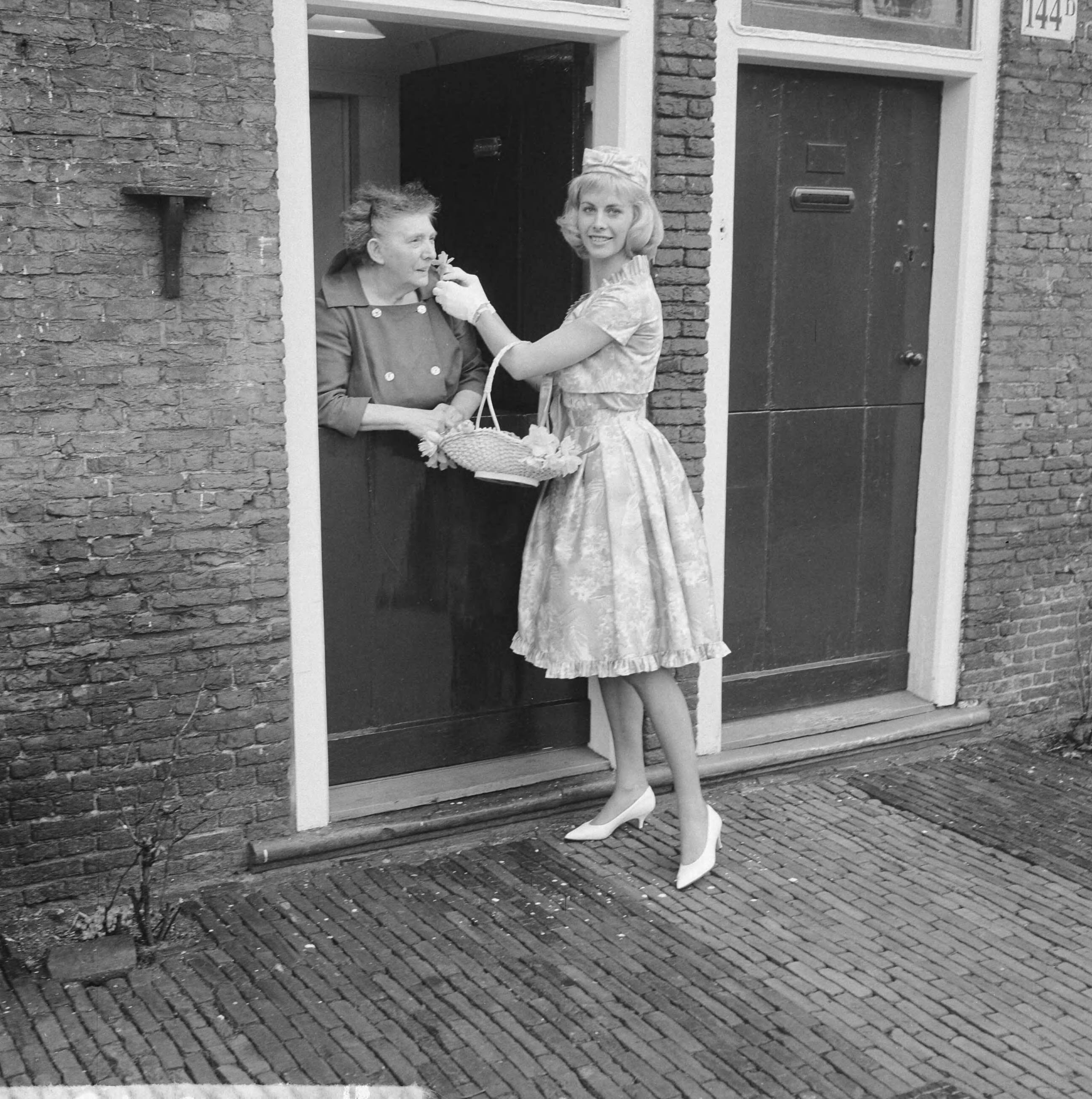 Fotocollectie Anefo — Haarlemse bloemenmeisjes in nieuw pakje, hun nieuwe Boussac katoenen jurkjes. Enkele meisjes op het Proveniershofje te Haarlem — Foto: Nijs, Jac. de / Anefo. Licentie: Set B: Rechtenvrij / Publiek Domein. Bron: Nationaal Archief. http://hdl.handle.net/10648/aa2e6f96-d0b4-102d-bcf8-003048976d84