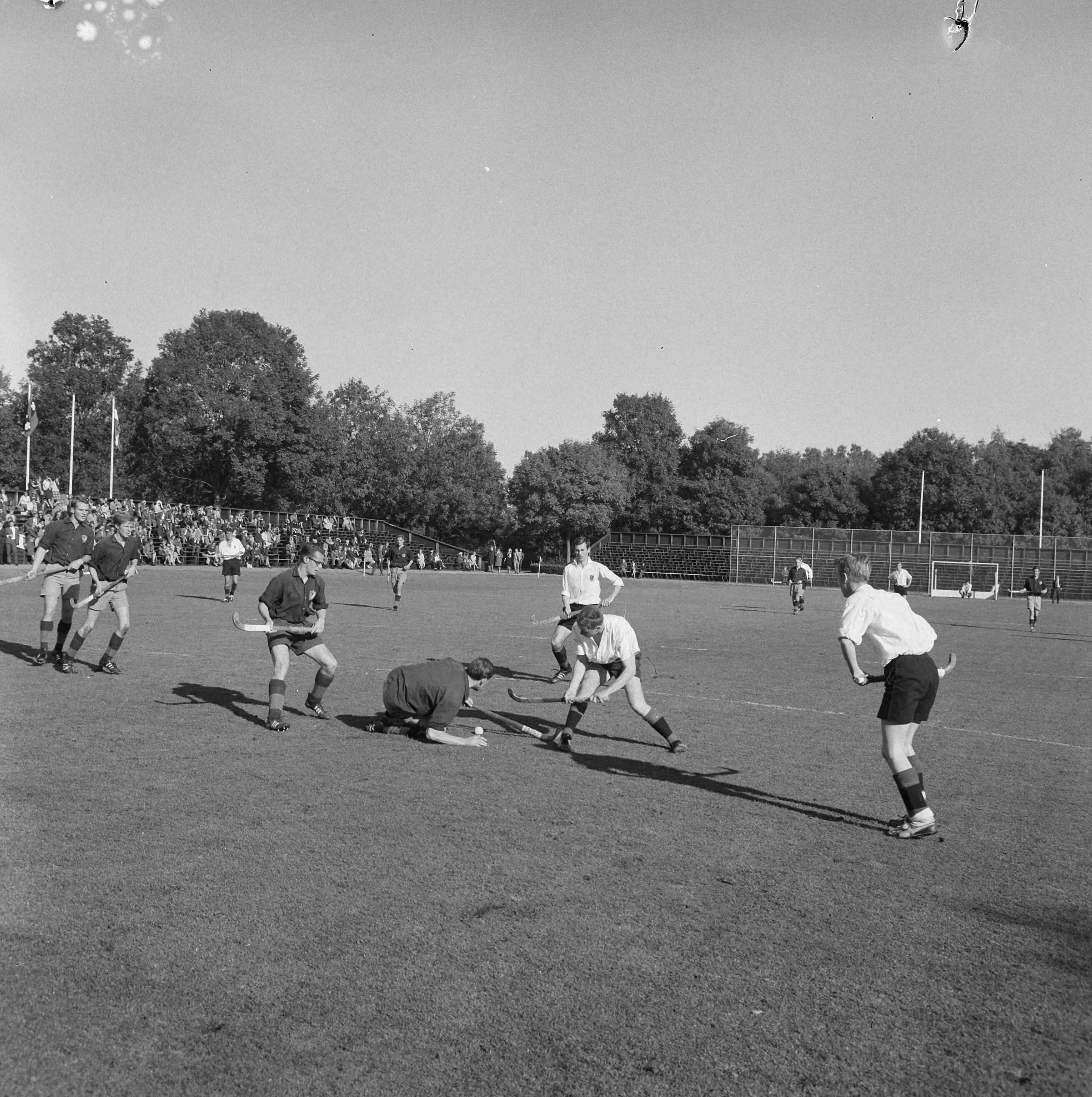Fotocollectie Anefo — Hockey. Amsterdam - HHYC te Amsterdam: 1-1. Spelmoment — Foto: Nijs, Jac. de / Anefo. Licentie: Set B: Rechtenvrij / Publiek Domein. Bron: Nationaal Archief. http://hdl.handle.net/10648/aac52800-d0b4-102d-bcf8-003048976d84
