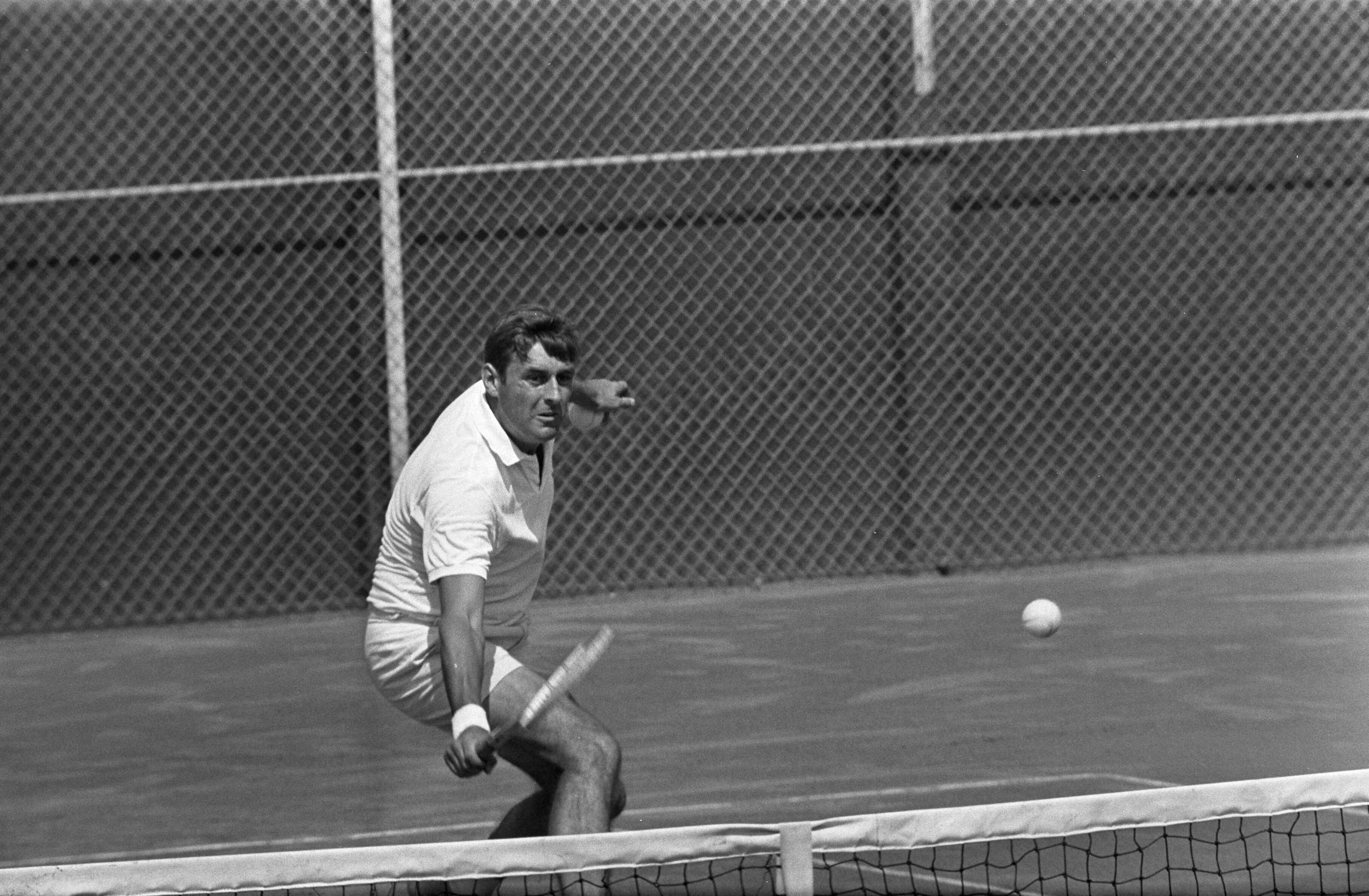 Fotocollectie Anefo — Nationale tenniskampioenschappen op Mets-banen te Scheveningen: P. Van Eysden aktie — Foto: Koch, Eric / Anefo. Licentie: Set B: Rechtenvrij / Publiek Domein. Bron: Nationaal Archief. http://hdl.handle.net/10648/ab75ca5c-d0b4-102d-bcf8-003048976d84