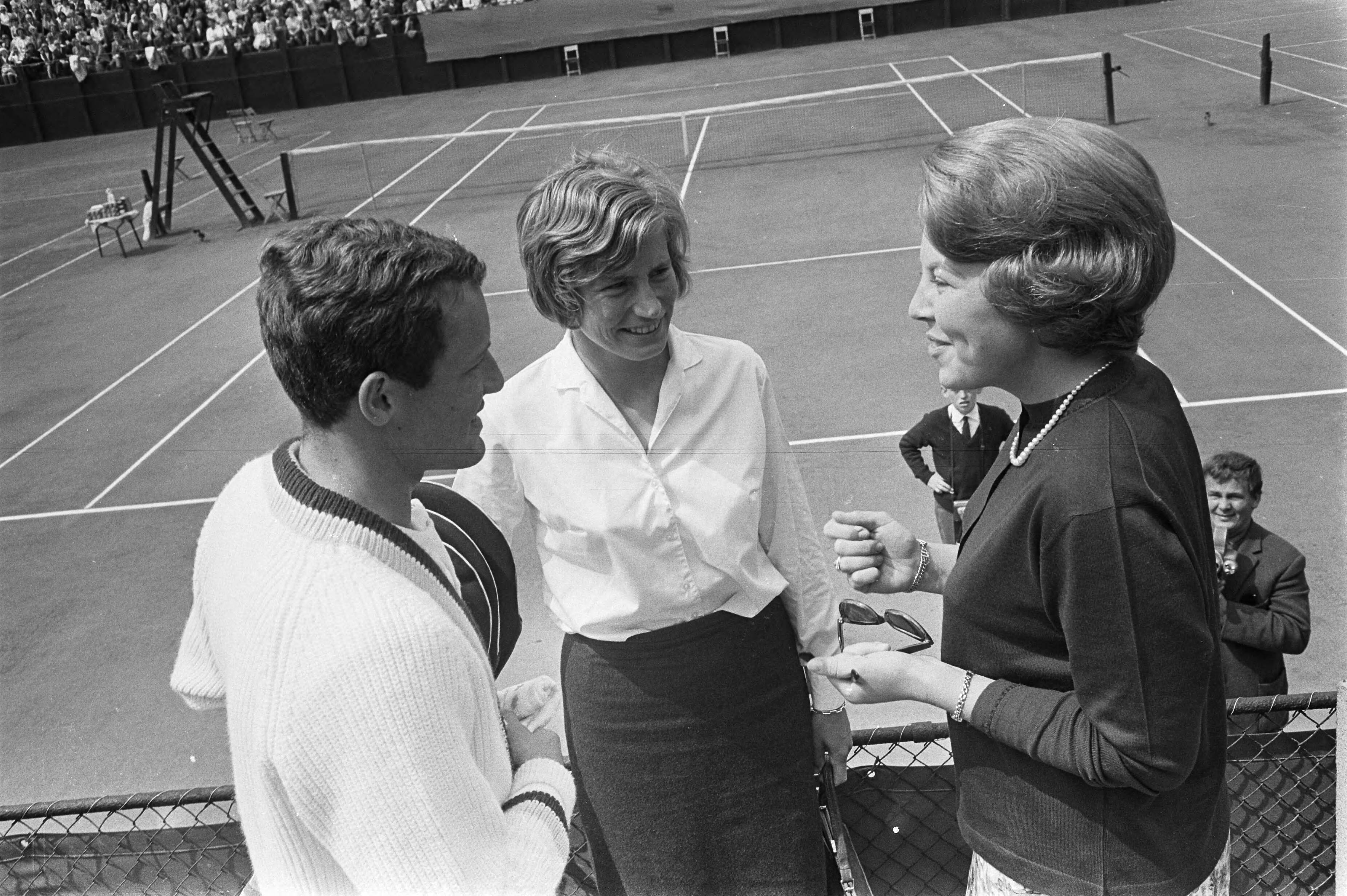 Fotocollectie Anefo — Tennis op de METS-banen in Den Haag , Prinses Beatrix in gesprek met Trudy Groenman en Tom Okker — Foto: Pot, Harry / Anefo (1). Licentie: Set B: Rechtenvrij / Publiek Domein. Bron: Nationaal Archief. http://hdl.handle.net/10648/aa6fbe60-d0b4-102d-bcf8-003048976d84