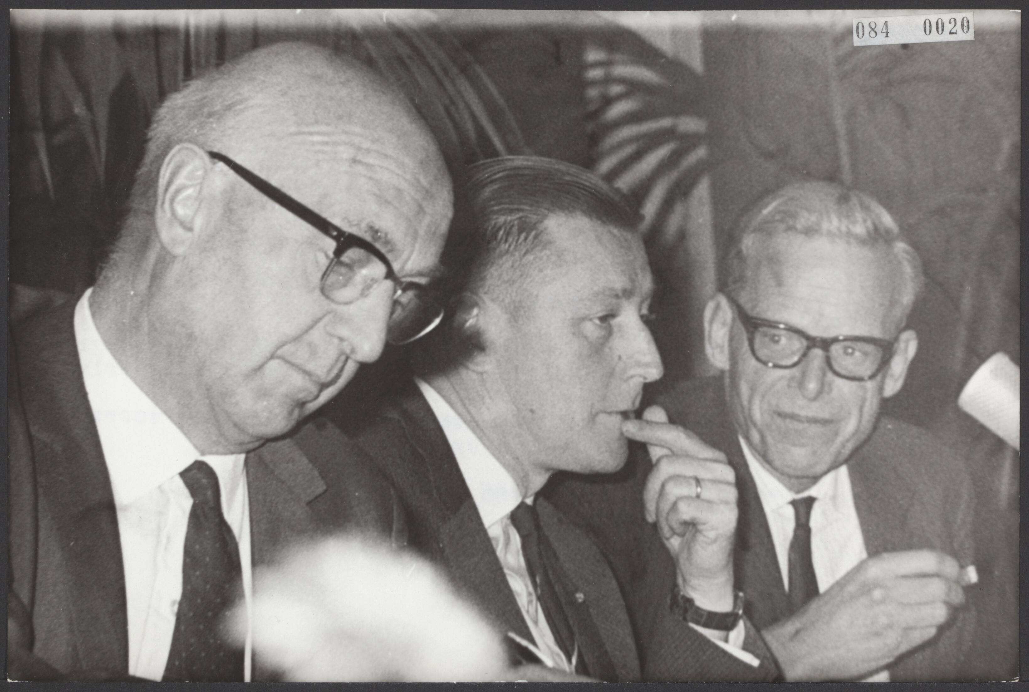 Fotocollectie Elsevier Binnenland — Congres georganiseerd door de Volkskrant over het partijenstelsel in Nederland. Vlnr. S.L. Mansholt, prof dr. Bosman (voorzitter) en prof. r. M.C.J. v.d. Grinten — Foto: Kroon, Ron / Anefo. Licentie: Set B: Rechtenvrij / Publiek Domein. Bron: Nationaal Archief. http://hdl.handle.net/10648/ae1c28a0-d0b4-102d-bcf8-003048976d84