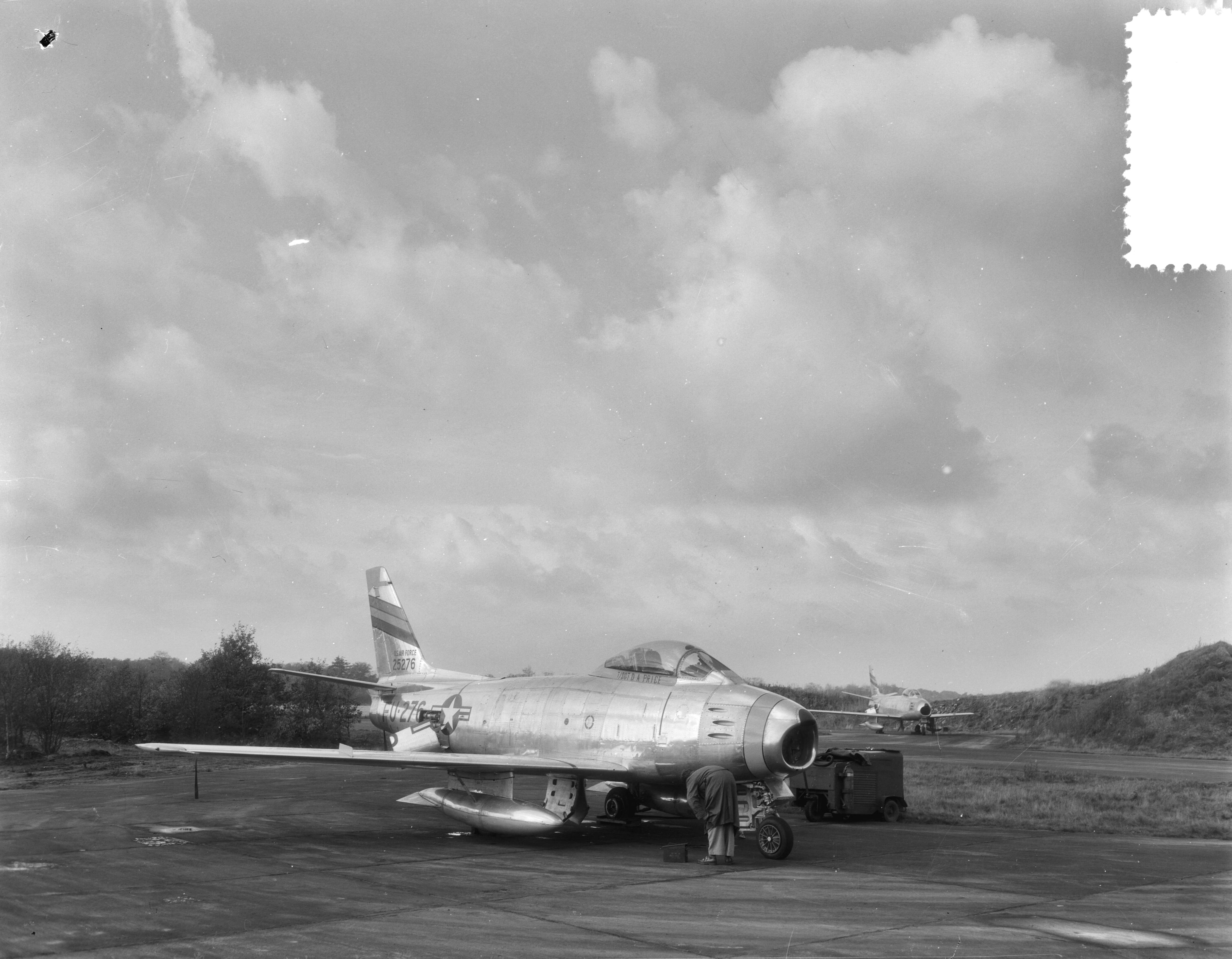 Fotocollectie Anefo — [North American F-86 Sabres van het USAF 32th Fighter Day Squadron gestationeerd op Soesterberg] — Foto: Duinen, G.W. van / Anefo. Licentie: Set B: Rechtenvrij / Publiek Domein. Bron: Nationaal Archief. http://hdl.handle.net/10648/a92cb184-d0b4-102d-bcf8-003048976d84