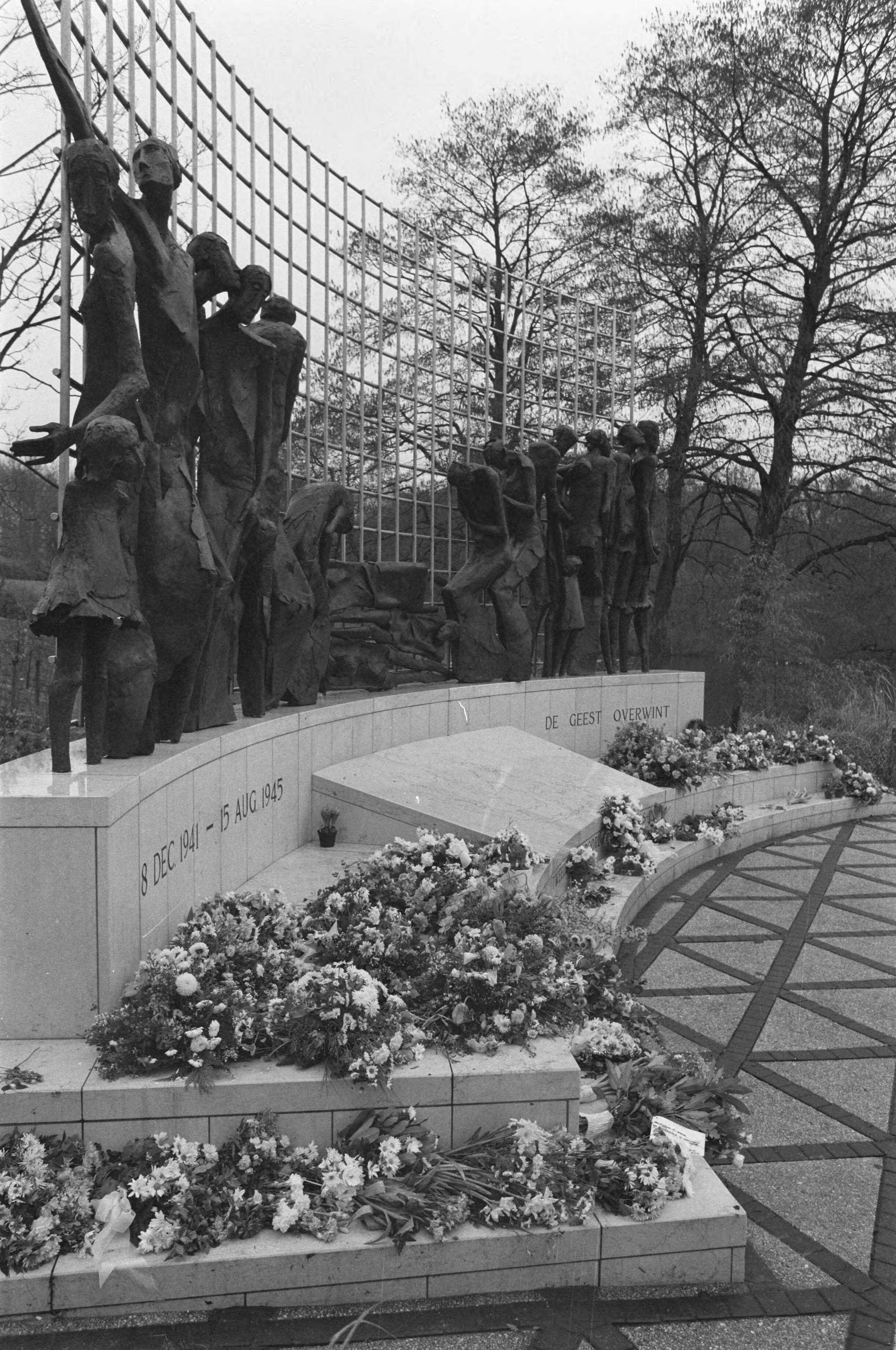 Fotocollectie Anefo — Bloemen bij het Indisch monument te Den Haag naar aanleiding van de dood van keizer Hirohito van Japan — Foto: Croes, Rob C. / Anefo. Licentie: Set B: Rechtenvrij / Publiek Domein. Bron: Nationaal Archief. http://hdl.handle.net/10648/ad6fa332-d0b4-102d-bcf8-003048976d84