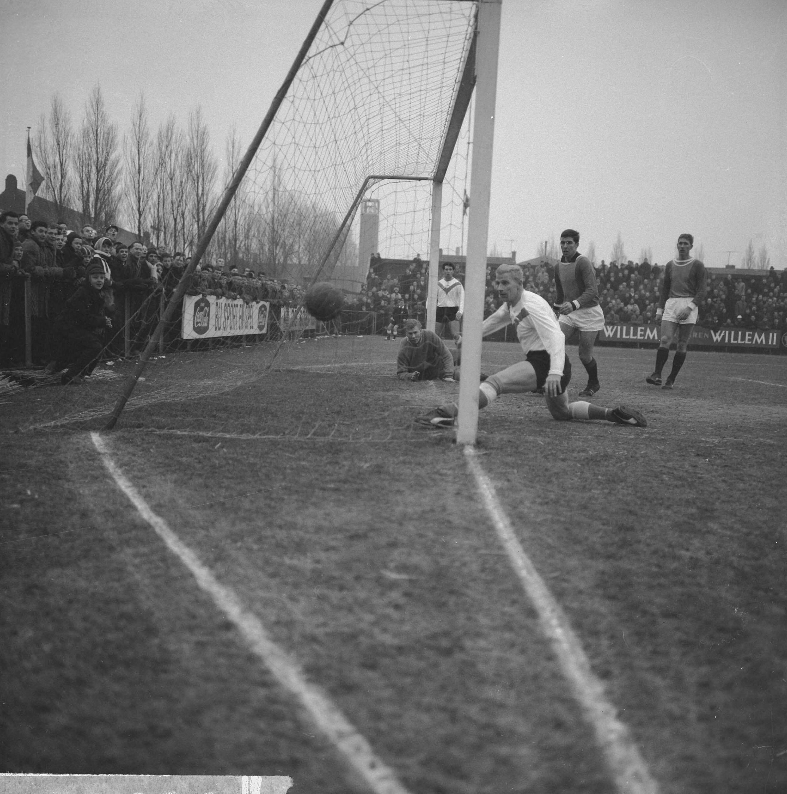 Fotocollectie Anefo — Voetbal. Volendam tegen ADO 2-2. Spelmoment, Dick Tol scoort derde doelpunt dat afgekeurd werd — Foto: Broers, F.N. / Anefo. Licentie: Set B: Rechtenvrij / Publiek Domein. Bron: Nationaal Archief. http://hdl.handle.net/10648/aa559c6a-d0b4-102d-bcf8-003048976d84