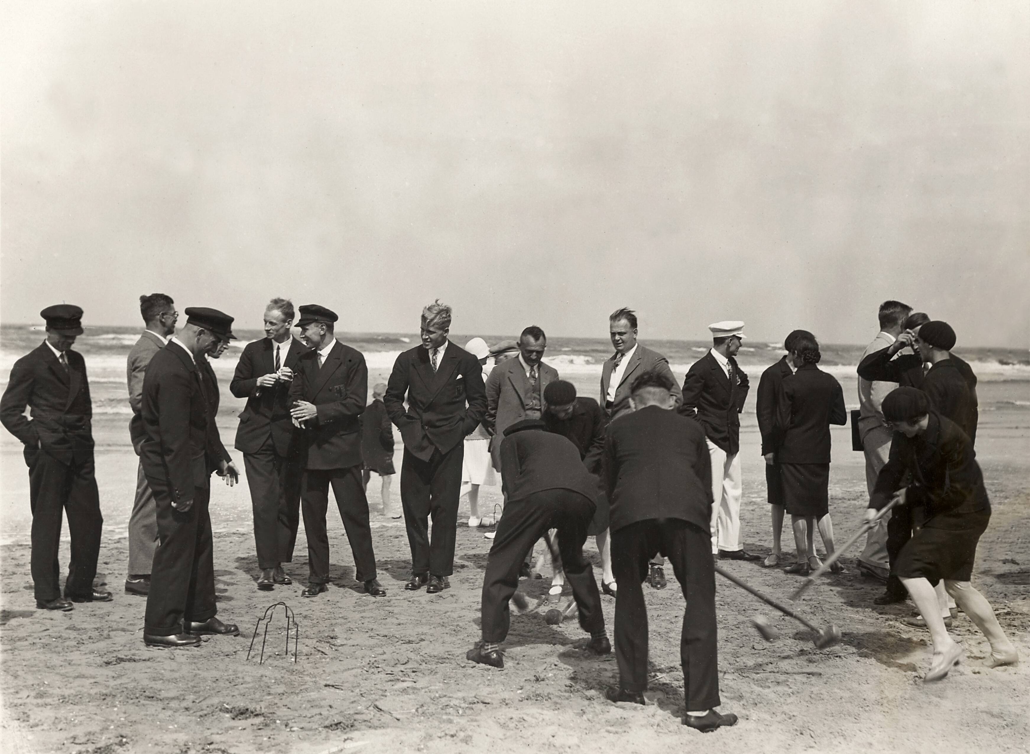 Sport — Sport. Olympische Spelen 1928 Amsterdam, Nederland : Duitse athleten spelen croquet op het strand van Zandvoort. — Foto: Fotograaf Onbekend / Algemeen Fotobureau Amsterdam / Rechtenvrij (05589). Licentie: Set B: Rechtenvrij / Publiek Domein. Bron: Nationaal Archief. http://hdl.handle.net/10648/35429da7-0c1d-a382-e063-6df0900a6686