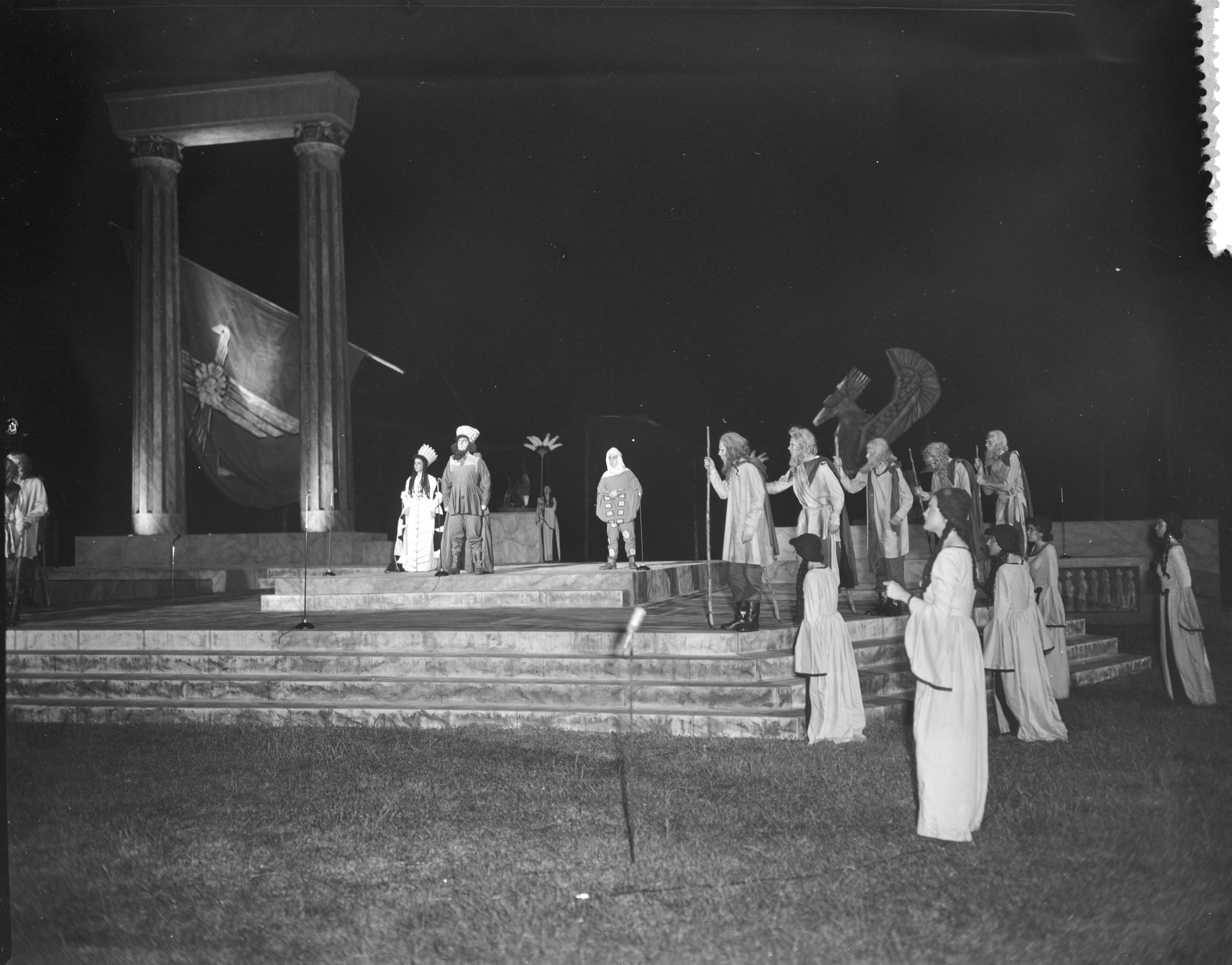 Lustrum USC Utrecht (1956) — Generale repetitie het lustrumspel "Xerxes" van het USC — Foto: Bilsen, Joop van / Anefo. Licentie: Set B: Rechtenvrij / Publiek Domein. Bron: Nationaal Archief. http://hdl.handle.net/10648/a94af86a-d0b4-102d-bcf8-003048976d84
