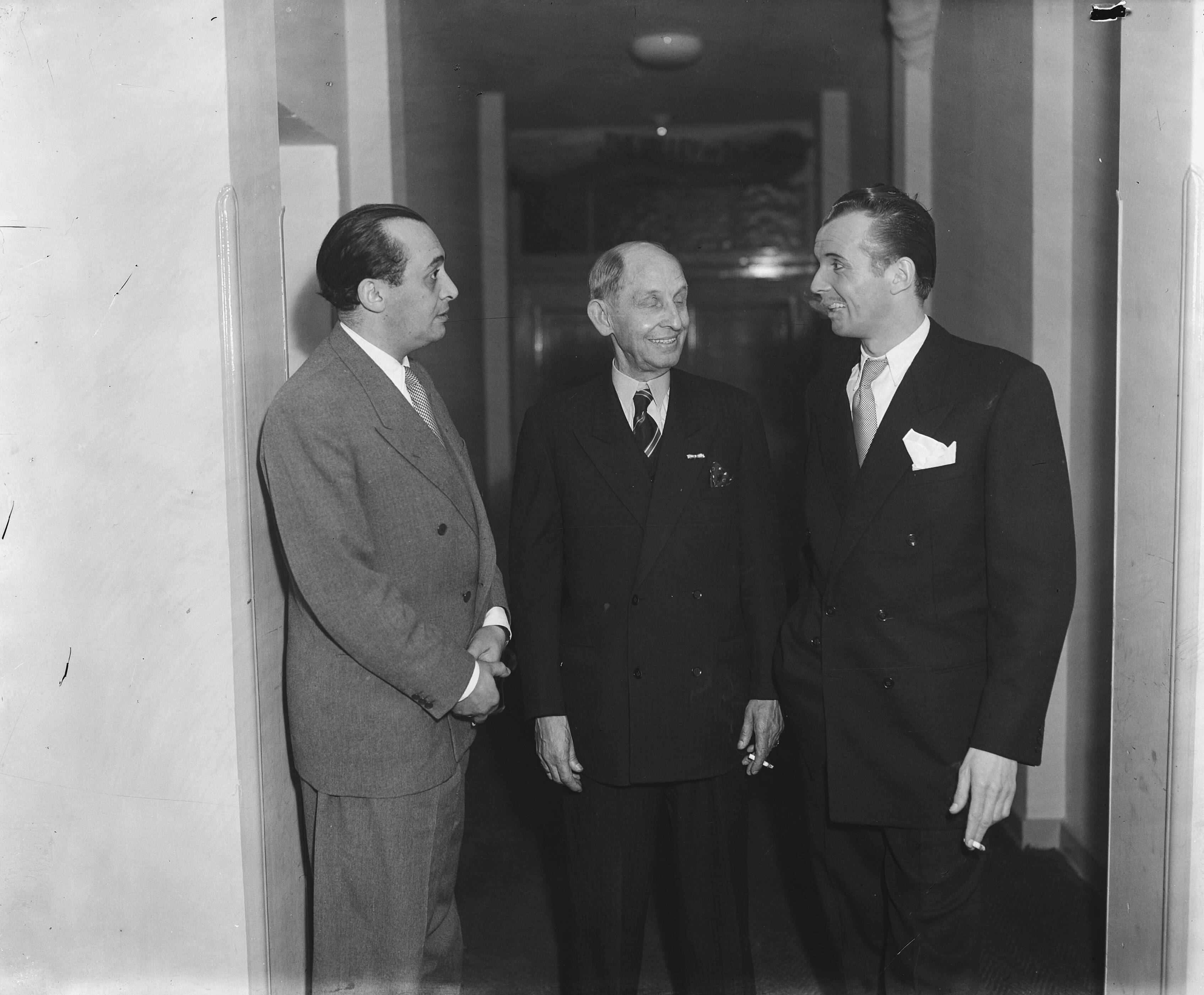 Fotocollectie Anefo — Buziau bezoekt het City-Theater te Den Haag — Foto: Merk, Ben / Anefo. Licentie: Set B: Rechtenvrij / Publiek Domein. Bron: Nationaal Archief. http://hdl.handle.net/10648/a8b6a8d6-d0b4-102d-bcf8-003048976d84