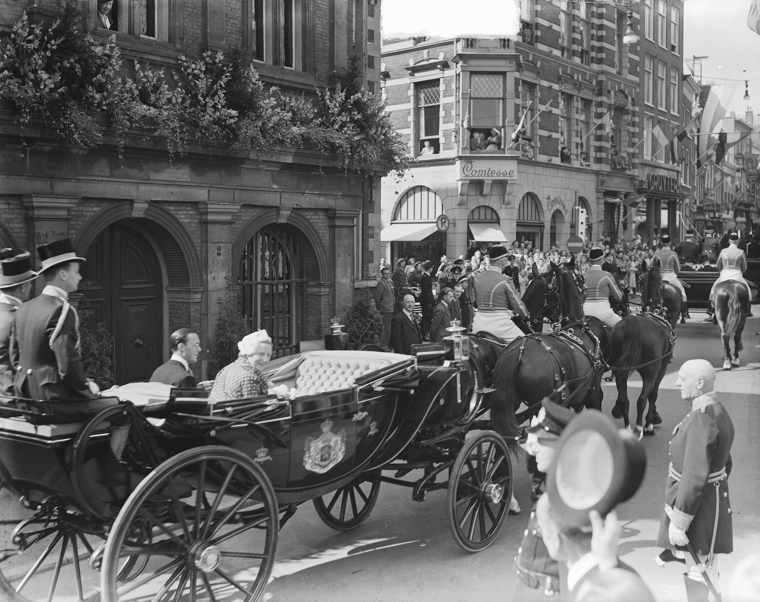 Koningin Juliana en prins Bernhard in Haarlem — Rijtoer met het koninklijk paar — Foto: Bilsen, Joop van / Anefo. Licentie: Set B: Rechtenvrij / Publiek Domein. Bron: Nationaal Archief. http://hdl.handle.net/10648/a8cb2b80-d0b4-102d-bcf8-003048976d84