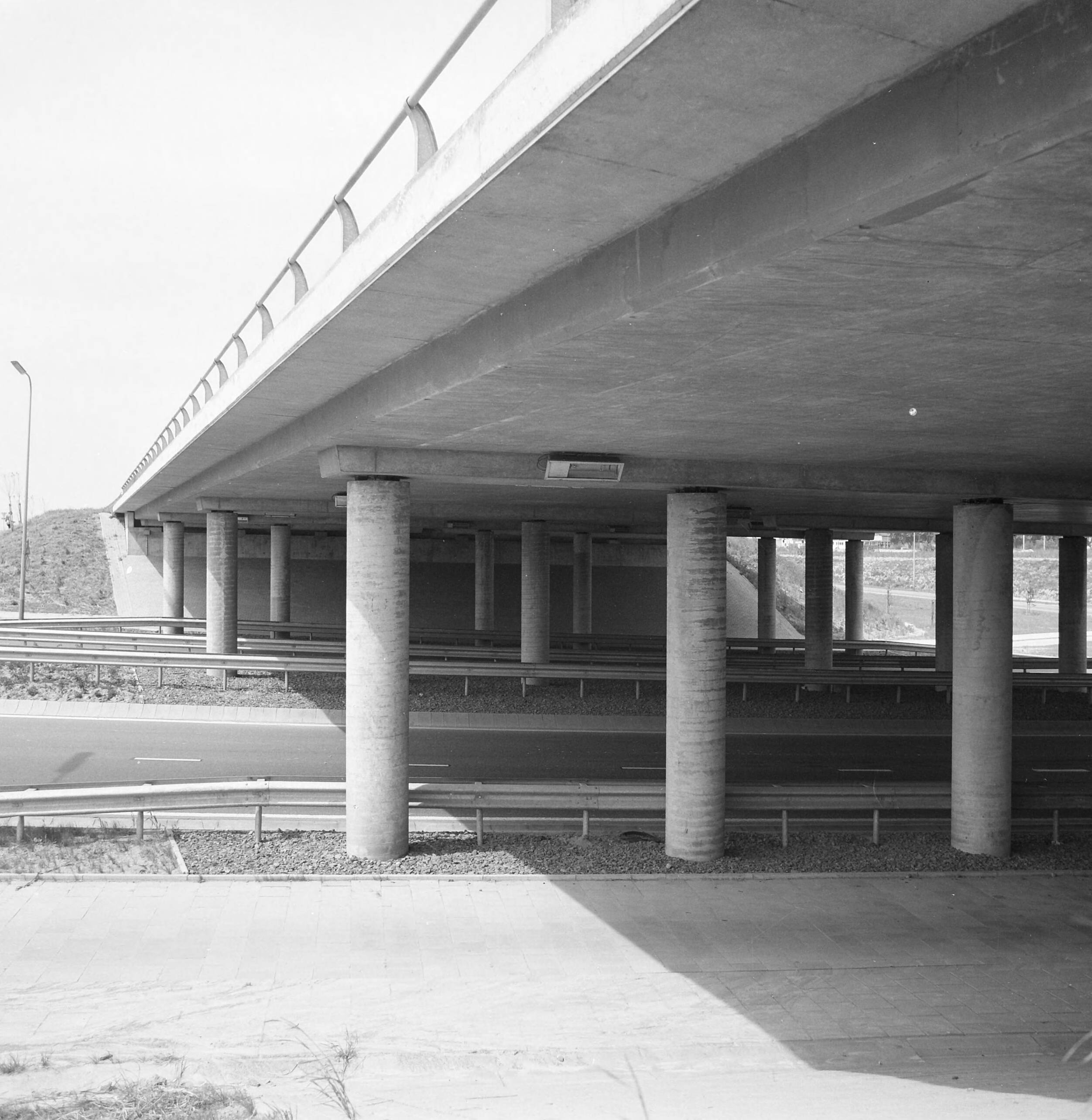Fotocollectie Nederlandse Heidemaatschappij — Heerlen. Viaduct ontworpen door Groenendijk — Foto: Fotograaf Onbekend / Heidemij. Licentie: Set B: Rechtenvrij / Publiek Domein. Bron: Nationaal Archief. http://hdl.handle.net/10648/ae7e2528-d0b4-102d-bcf8-003048976d84