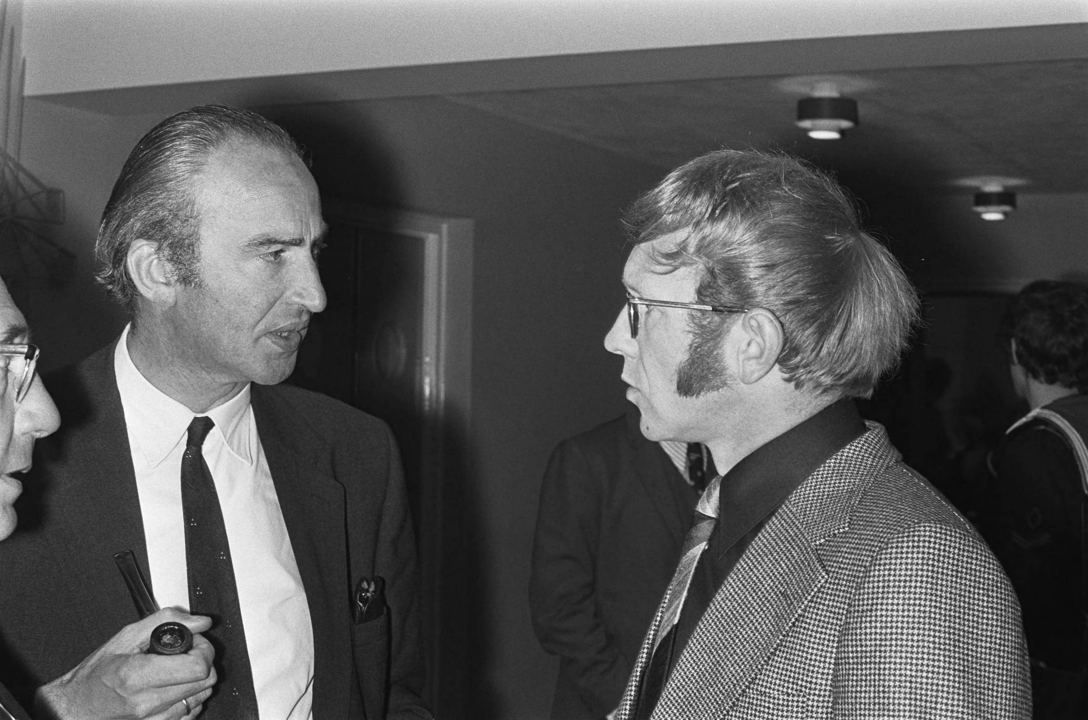 Fotocollectie Anefo — Prinses Beatrix en prins Claus bij de doop van geleide-wapen fregat "Tromp" te Vlissingen, Minister Vredeling (l) en Staatssecretaris Stemerdink — Foto: Peters, Hans / Anefo. Licentie: Set B: Rechtenvrij / Publiek Domein. Bron: Nationaal Archief. http://hdl.handle.net/10648/ac2e08f6-d0b4-102d-bcf8-003048976d84