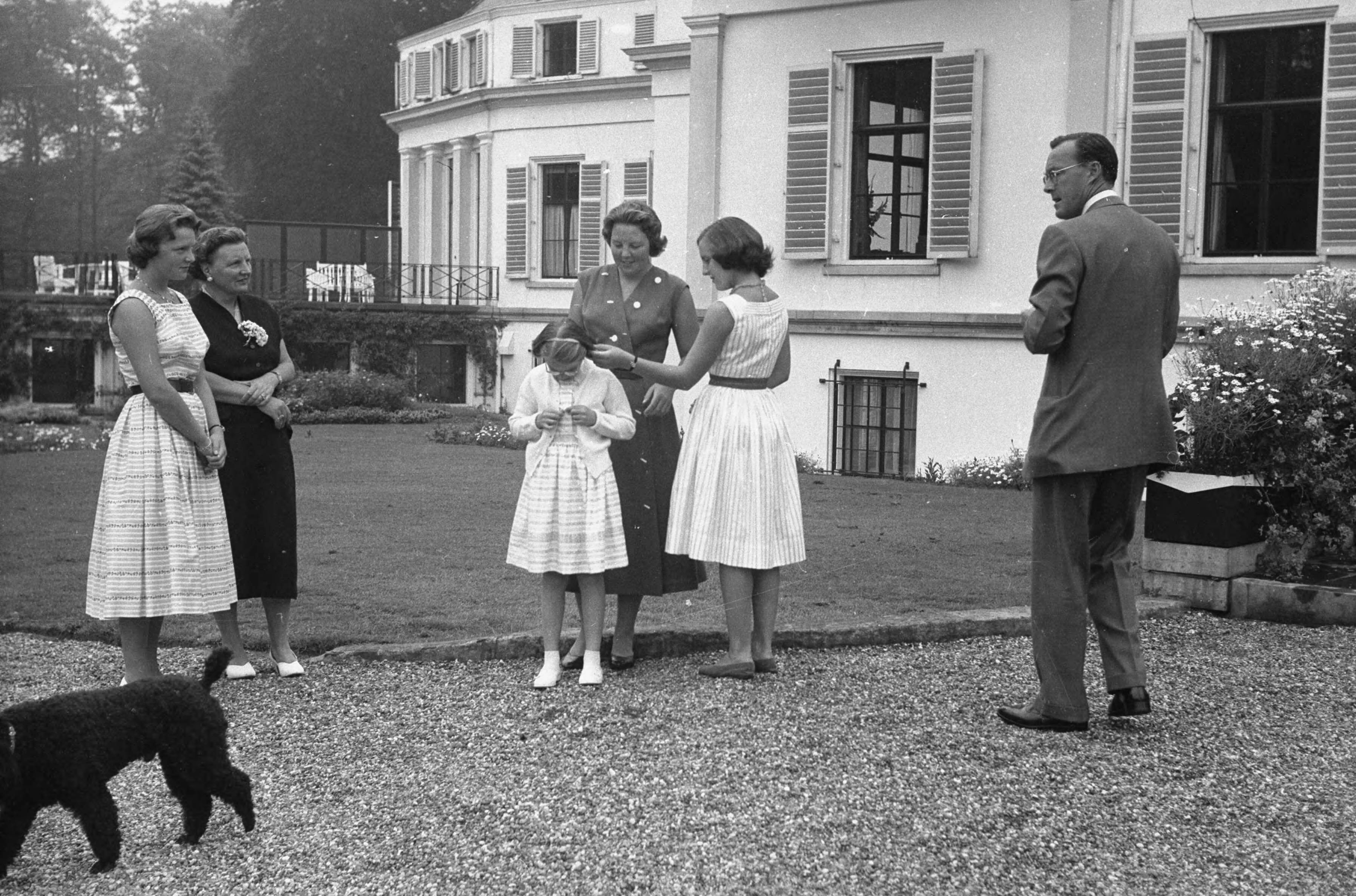 Fotocollectie RVD / Koninklijk Huis — Koningin Juliana en prins Bernhard met hun 4 dochters de prinsessen Beatrix, Margriet, Irene en Marijke (Christina) met hond in de achtertuin van paleis Soestdijk, 1957 — Foto: Meijboom, Marius / RVD. Licentie: Set B: Rechtenvrij / Publiek Domein. Bron: Nationaal Archief. http://hdl.handle.net/10648/afb51474-d0b4-102d-bcf8-003048976d84