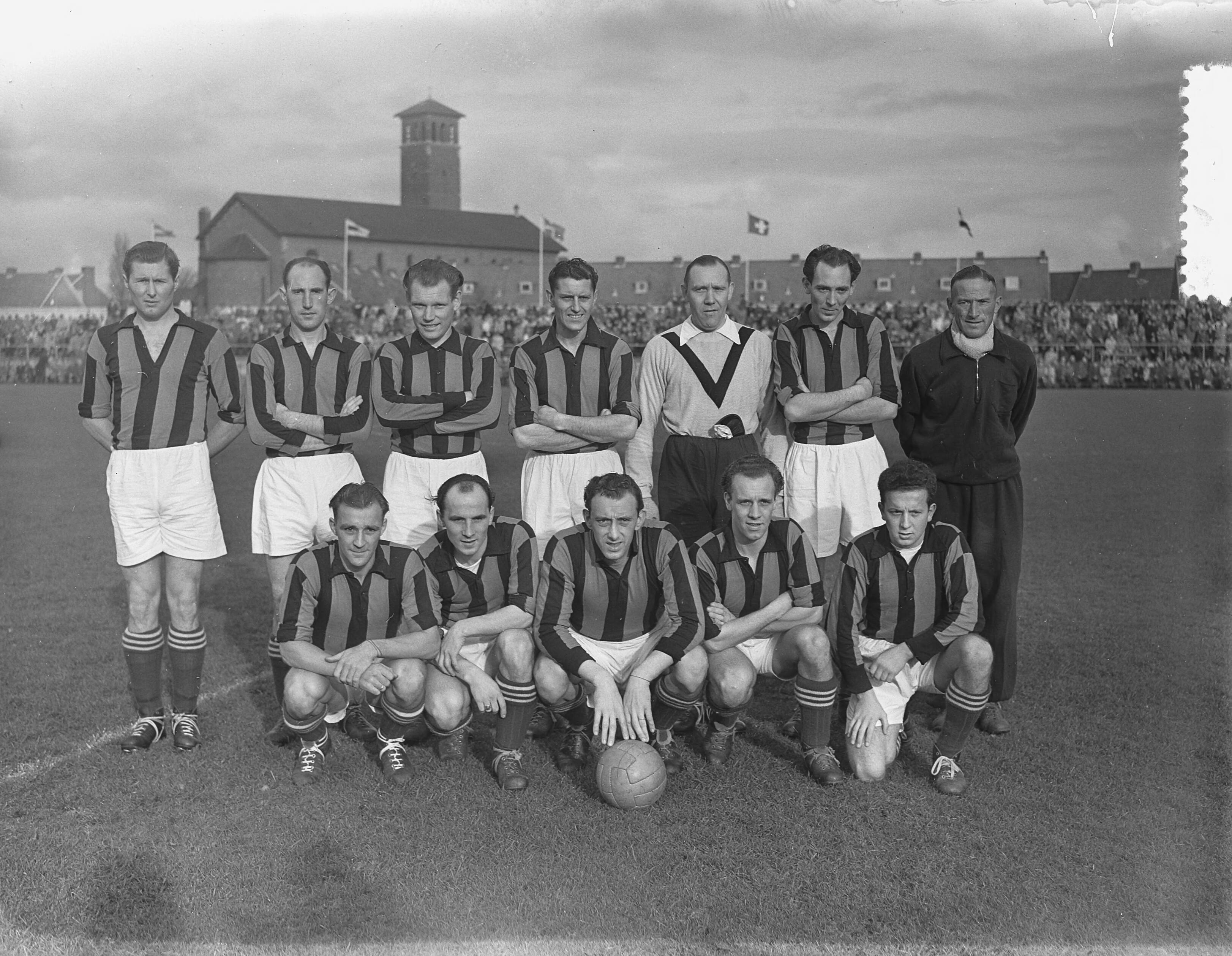 Fotocollectie Anefo — Voetbal. Haarlem tegen DWS 2-2. Elftal DWS — Foto: Bilsen, Joop van / Anefo. Licentie: Set B: Rechtenvrij / Publiek Domein. Bron: Nationaal Archief. http://hdl.handle.net/10648/a90271c6-d0b4-102d-bcf8-003048976d84