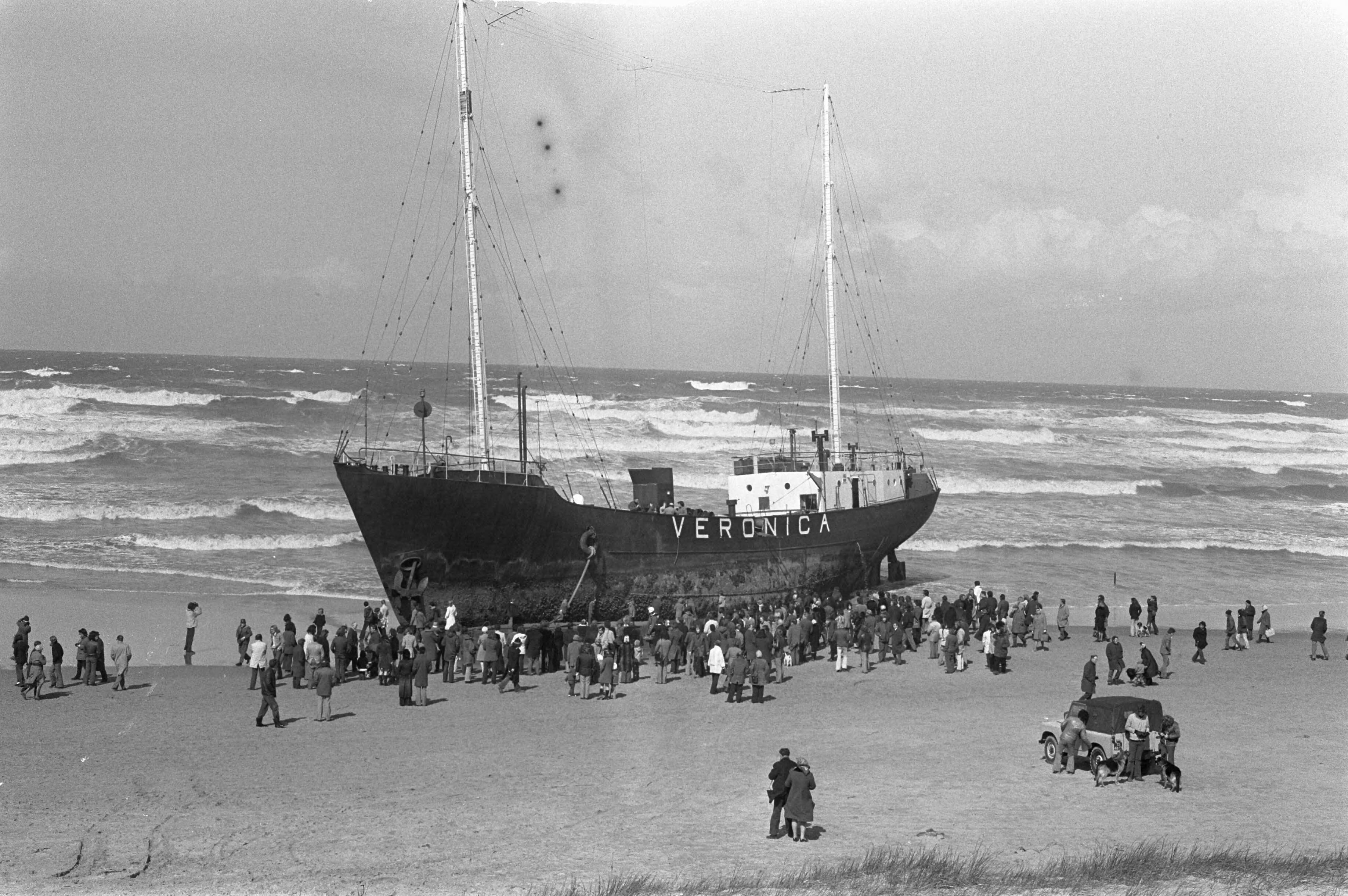 Fotocollectie Anefo — Aprilstorm, radioschip Veronica door storm gestrand bij Scheveningen, bemanningsleden halen bezittingen van boord — Foto: Verhoeff, Bert / Anefo. Licentie: Set B: Rechtenvrij / Publiek Domein. Bron: Nationaal Archief. http://hdl.handle.net/10648/ac28a0e6-d0b4-102d-bcf8-003048976d84