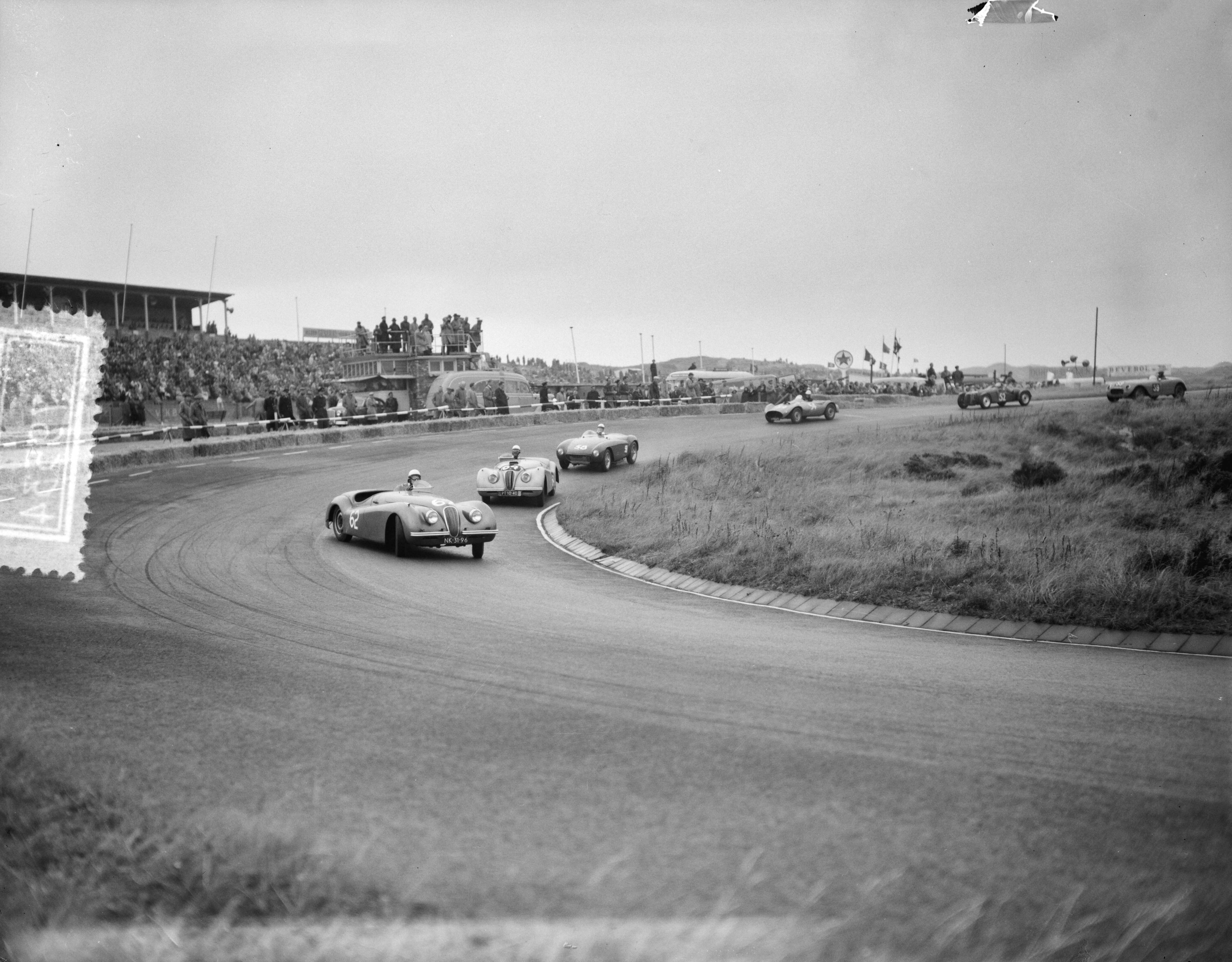 Fotocollectie Anefo — Autoraces en motorraces op het circuit van Zandvoort — Foto: Bilsen, Joop van / Anefo. Licentie: Set B: Rechtenvrij / Publiek Domein. Bron: Nationaal Archief. http://hdl.handle.net/10648/a94d85bc-d0b4-102d-bcf8-003048976d84