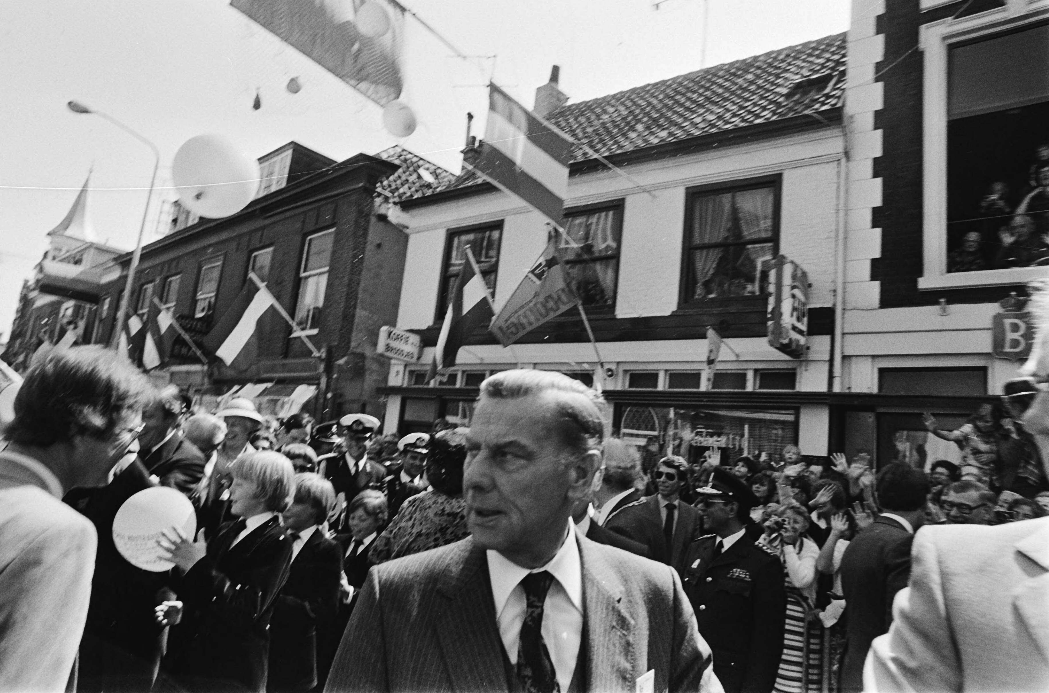Fotocollectie Anefo — Intocht Koningin Beatrix in Den Haag in open caleche; RVD funktionaris van Rij in aktie in Scheveningen — Foto: Croes, Rob C. / Anefo. Licentie: Set B: Rechtenvrij / Publiek Domein. Bron: Nationaal Archief. http://hdl.handle.net/10648/ace0e746-d0b4-102d-bcf8-003048976d84