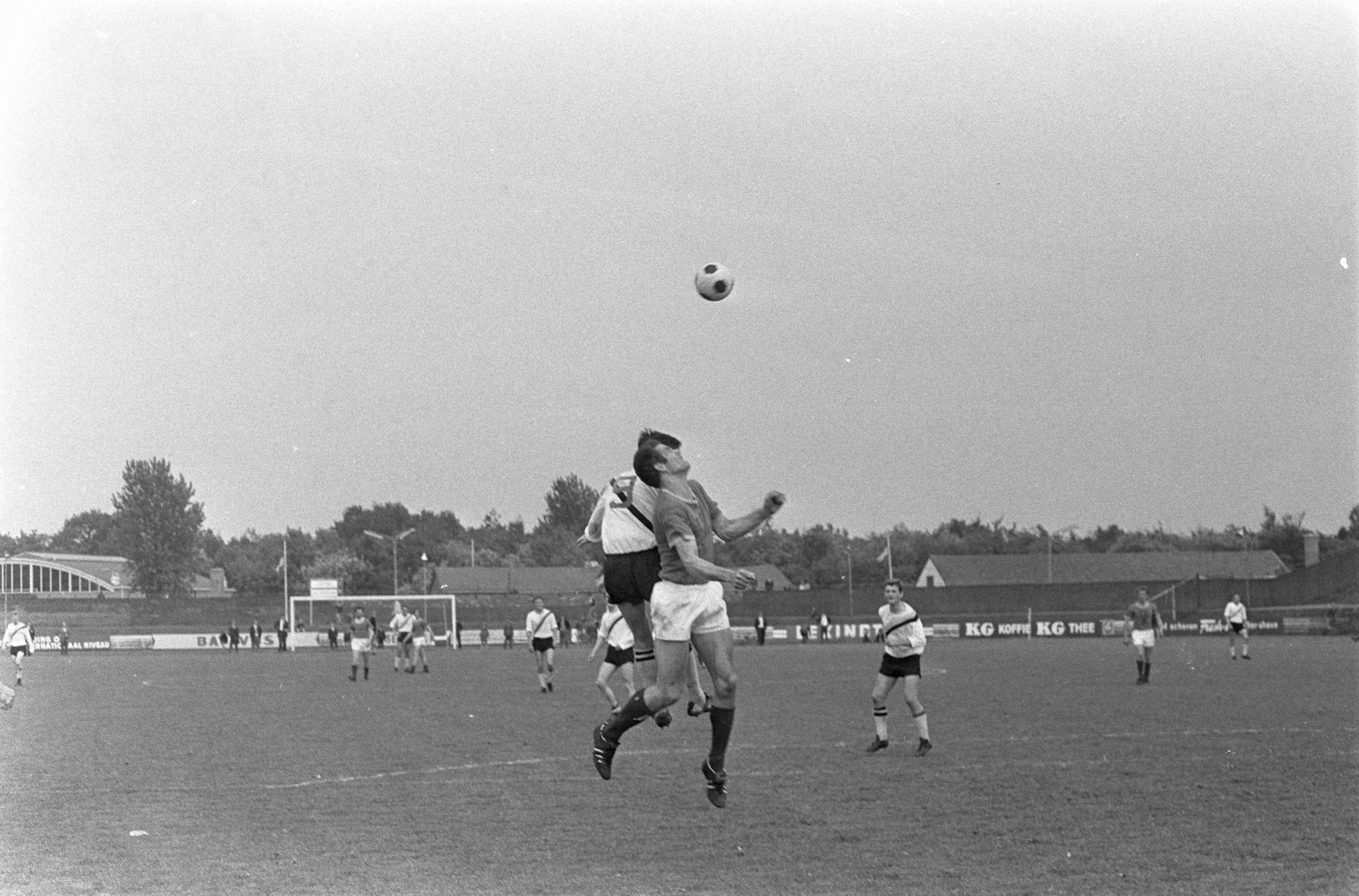 Fotocollectie Anefo — Hilversum tegen VVV 0-2, VVV naar eerste divisie, juichend gaan spelers van veld, links Klaassens — Foto: Merk, Ben / Anefo. Licentie: Set B: Rechtenvrij / Publiek Domein. Bron: Nationaal Archief. http://hdl.handle.net/10648/ab1b002c-d0b4-102d-bcf8-003048976d84