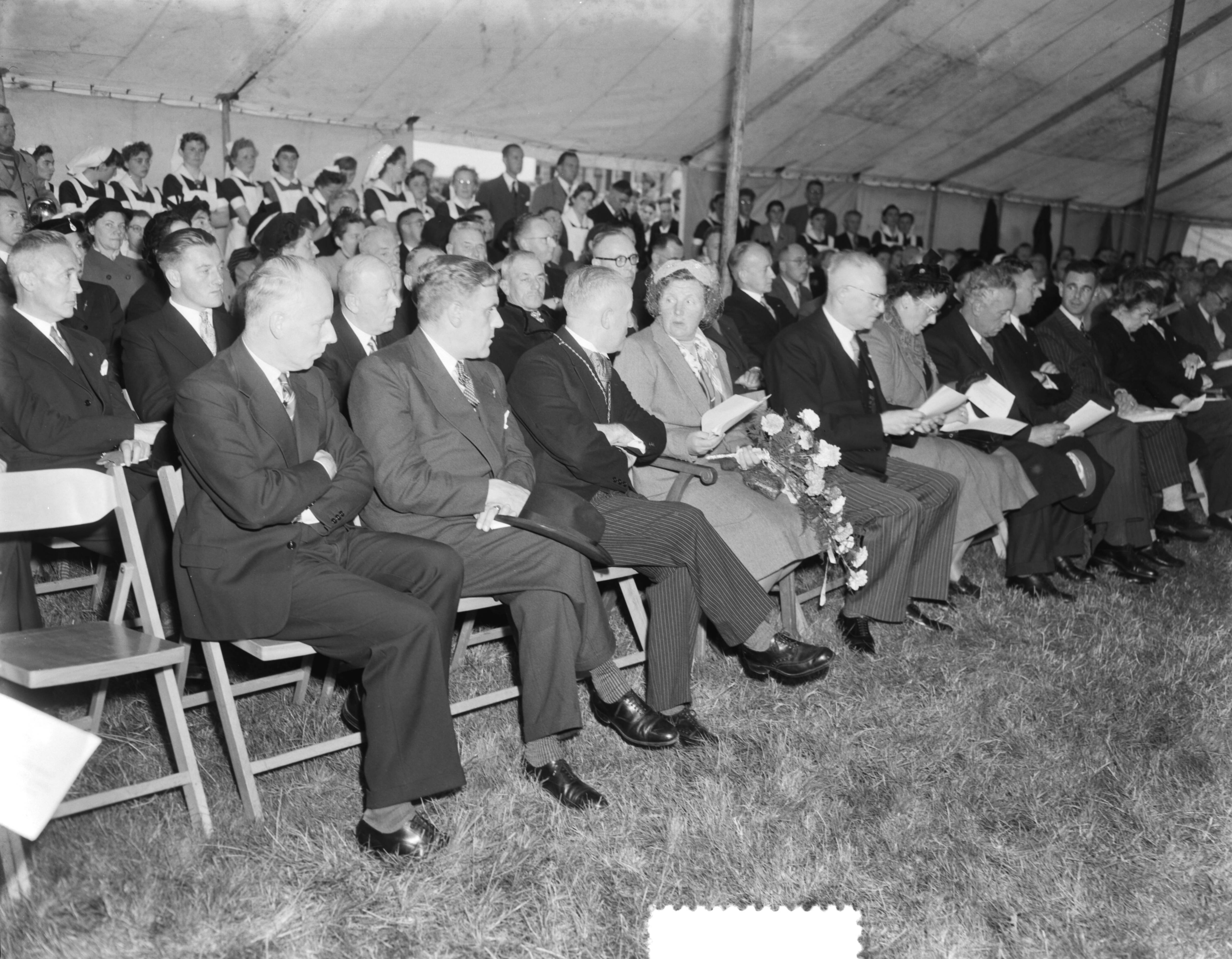 Koningin Juliana verricht de opening van de uitbreiding van het verpleeghuis Der Boede — Koningin Juliana op Duiveland, Het verpleeghuis Der Boede in Koudekerke, Koningin Juliana op de eerste rij — Foto: Duinen, G.W. van / Anefo. Licentie: Set B: Rechtenvrij / Publiek Domein. Bron: Nationaal Archief. http://hdl.handle.net/10648/a9143e6a-d0b4-102d-bcf8-003048976d84