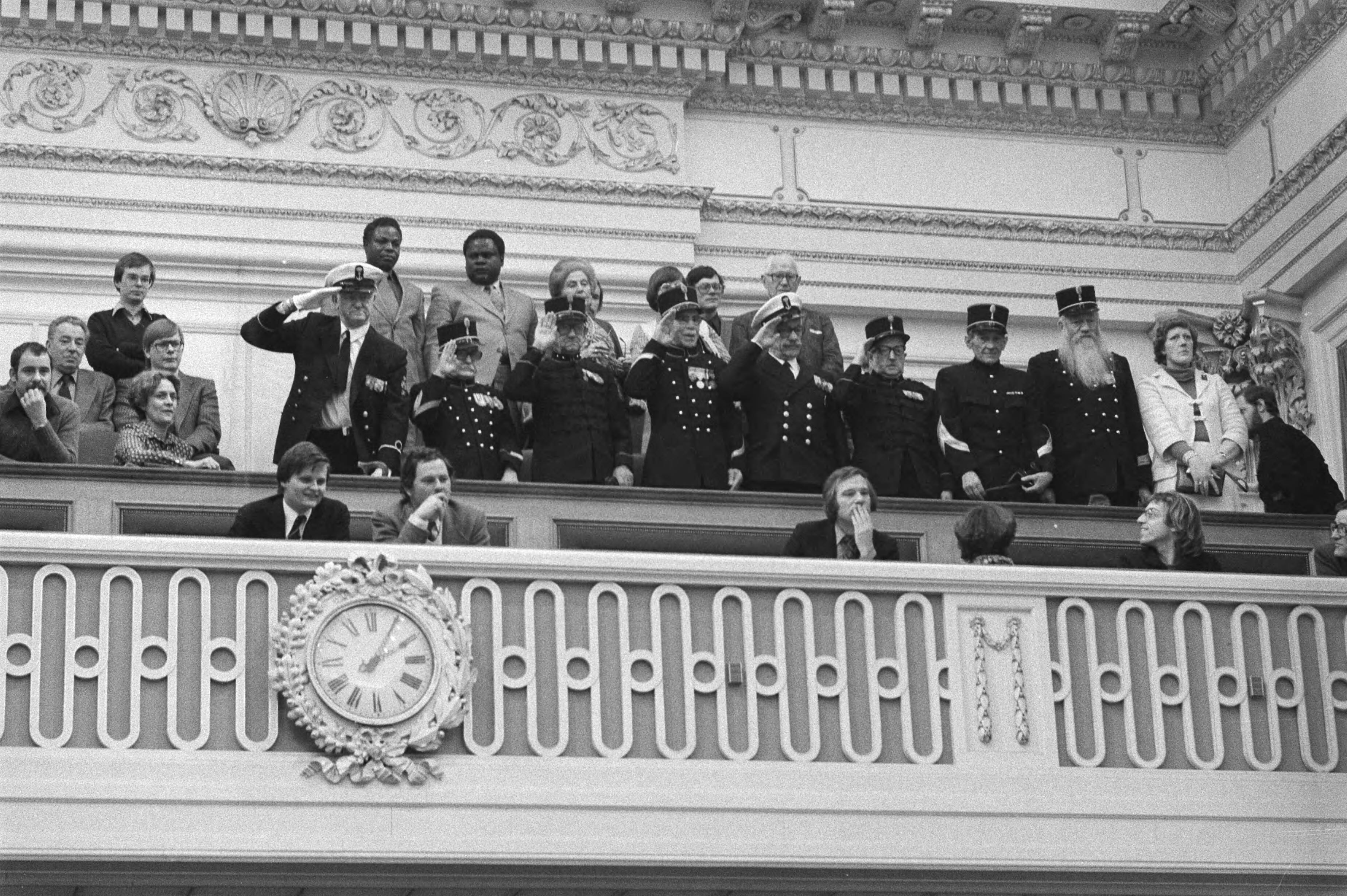 Fotocollectie Anefo — Bewoners militair tehuis Bronbeek naar Den Haag om prot kracht bij te zetten tegen voorgenomen sluiting — Foto: Croes, Rob C. / Anefo. Licentie: Set B: Rechtenvrij / Publiek Domein. Bron: Nationaal Archief. http://hdl.handle.net/10648/acc3dfc0-d0b4-102d-bcf8-003048976d84